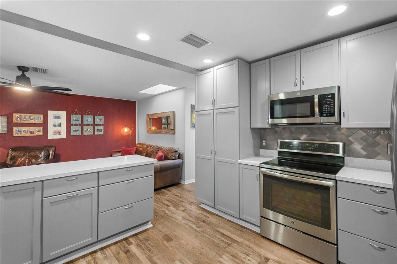 995 ROLLING HILLS DR