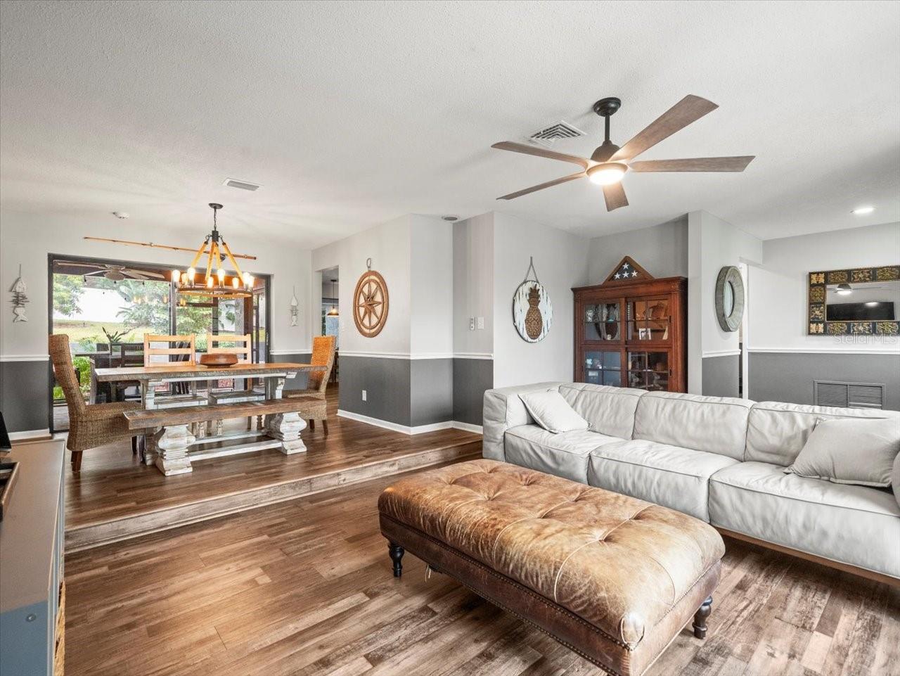 995 ROLLING HILLS DR