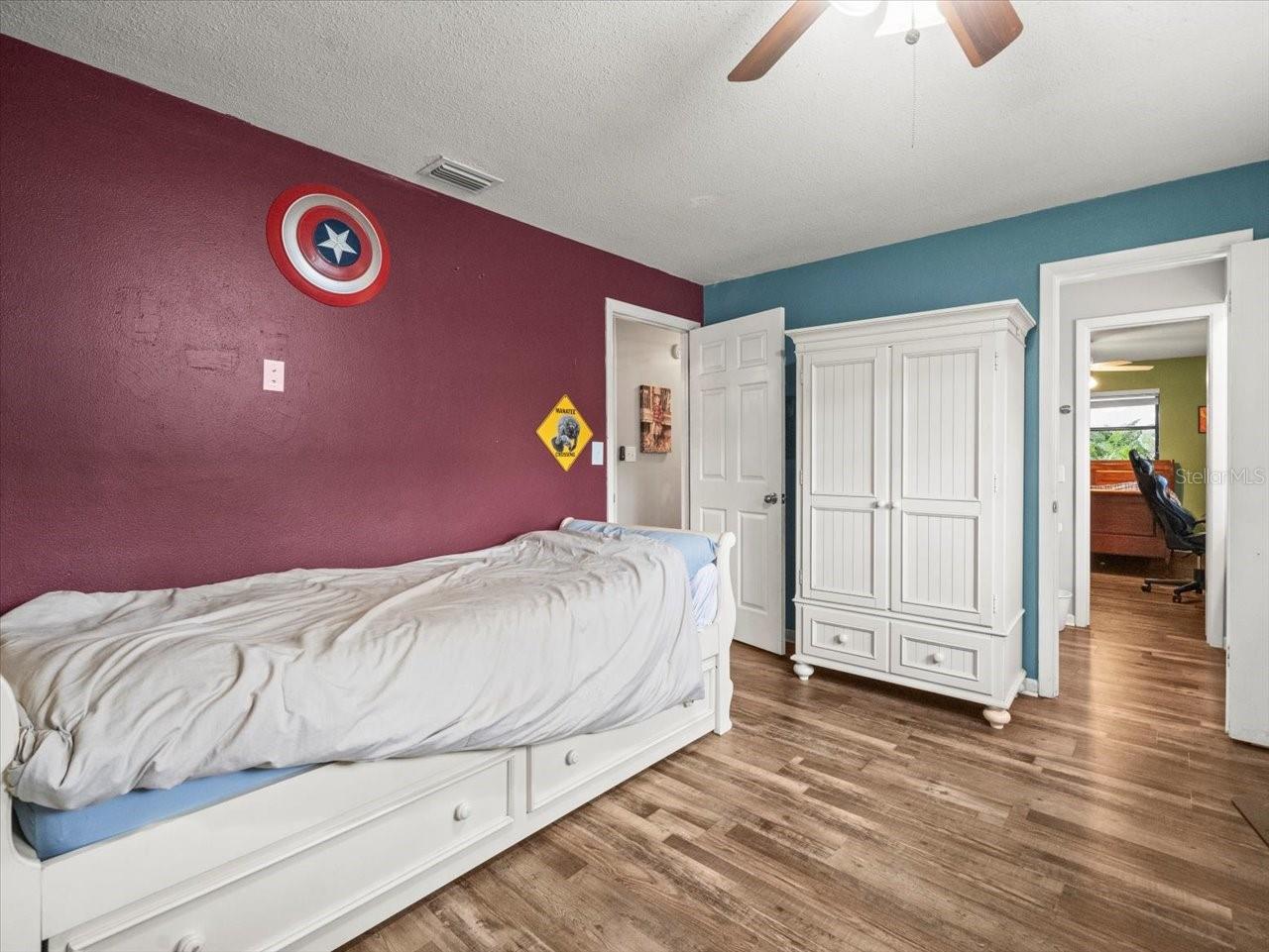 995 ROLLING HILLS DR