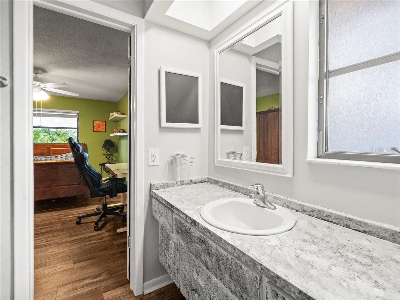 995 ROLLING HILLS DR