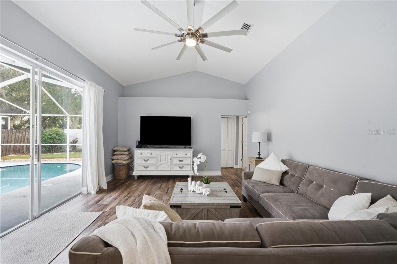 18009 PALM BREEZE DR