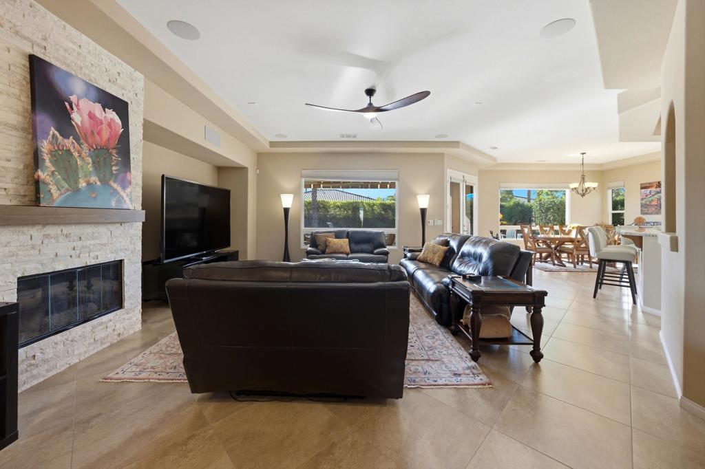 52313 Whispering Way