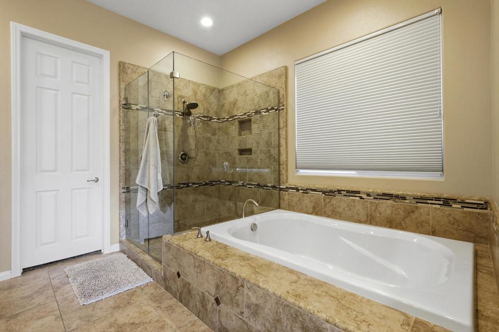 52313 Whispering Way