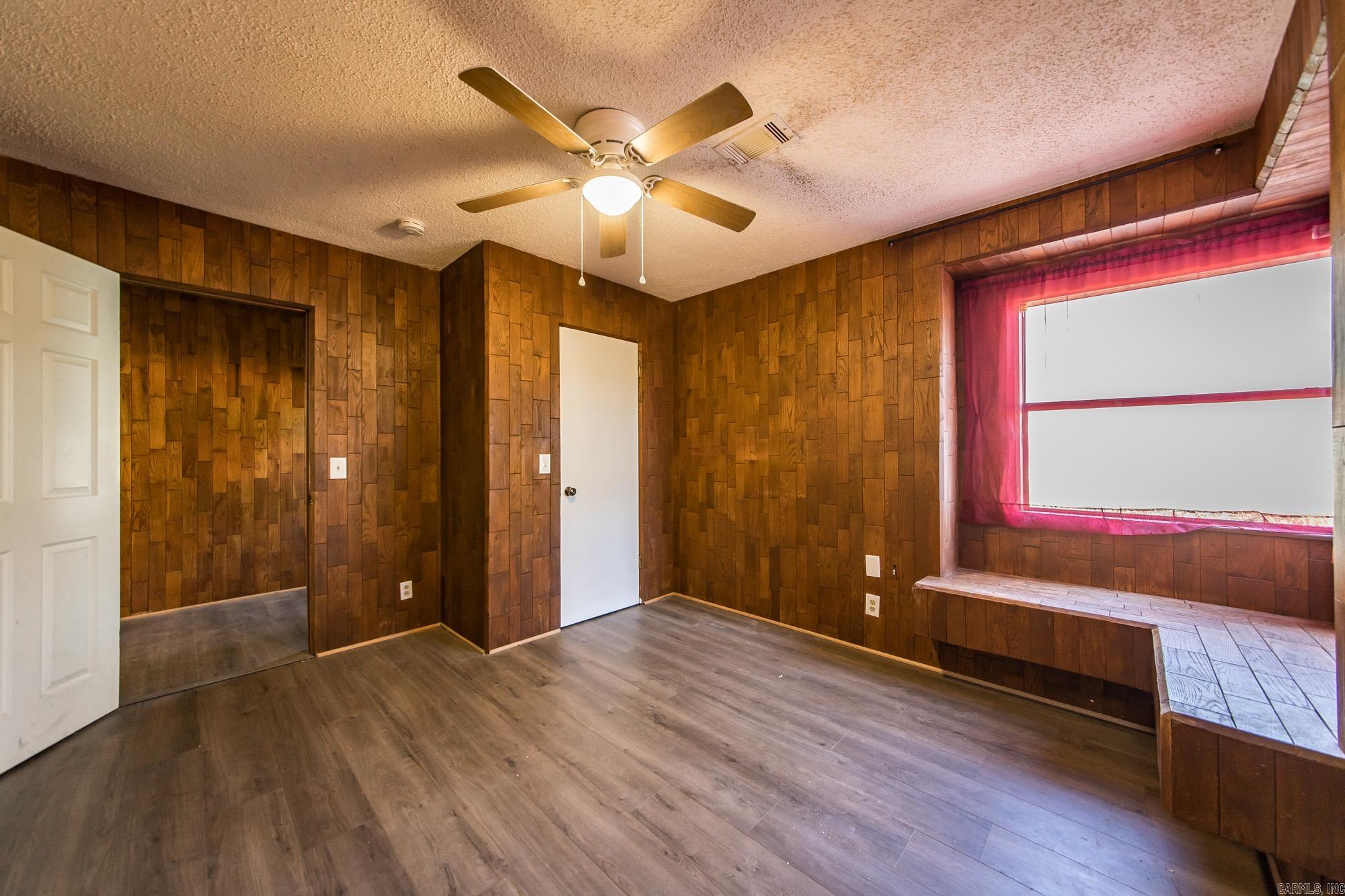 197 Jones Loop