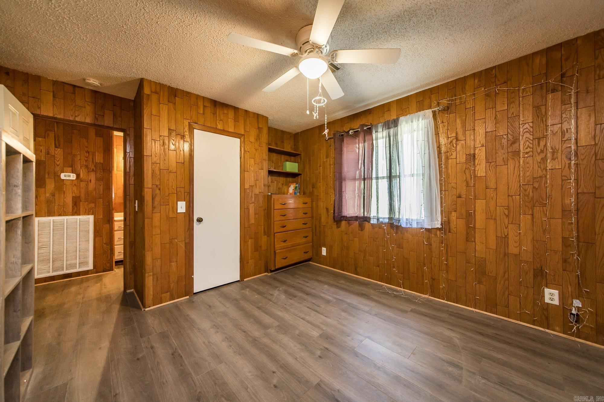 197 Jones Loop