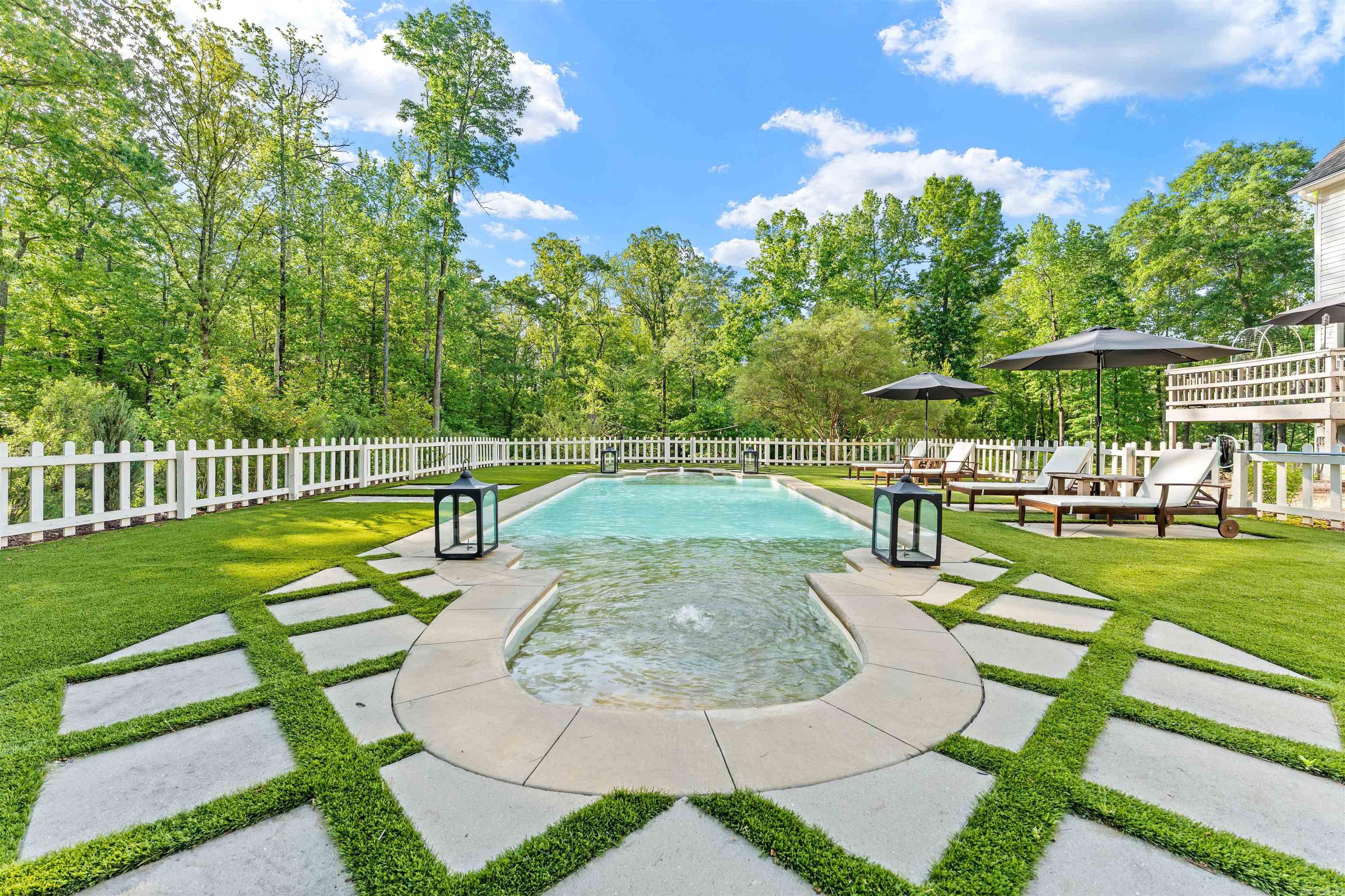 1079 Hillsboro Cir
