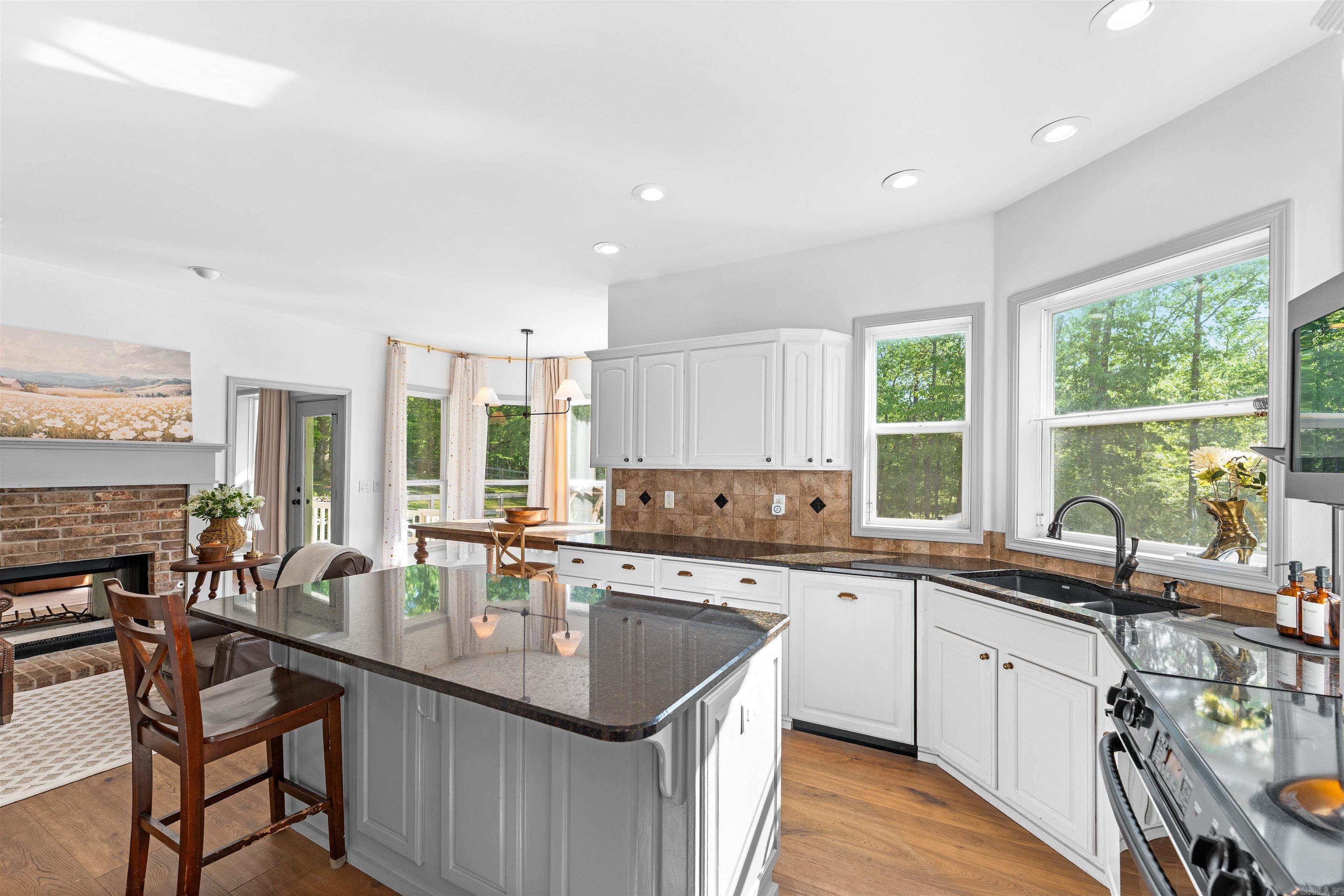 1079 Hillsboro Cir
