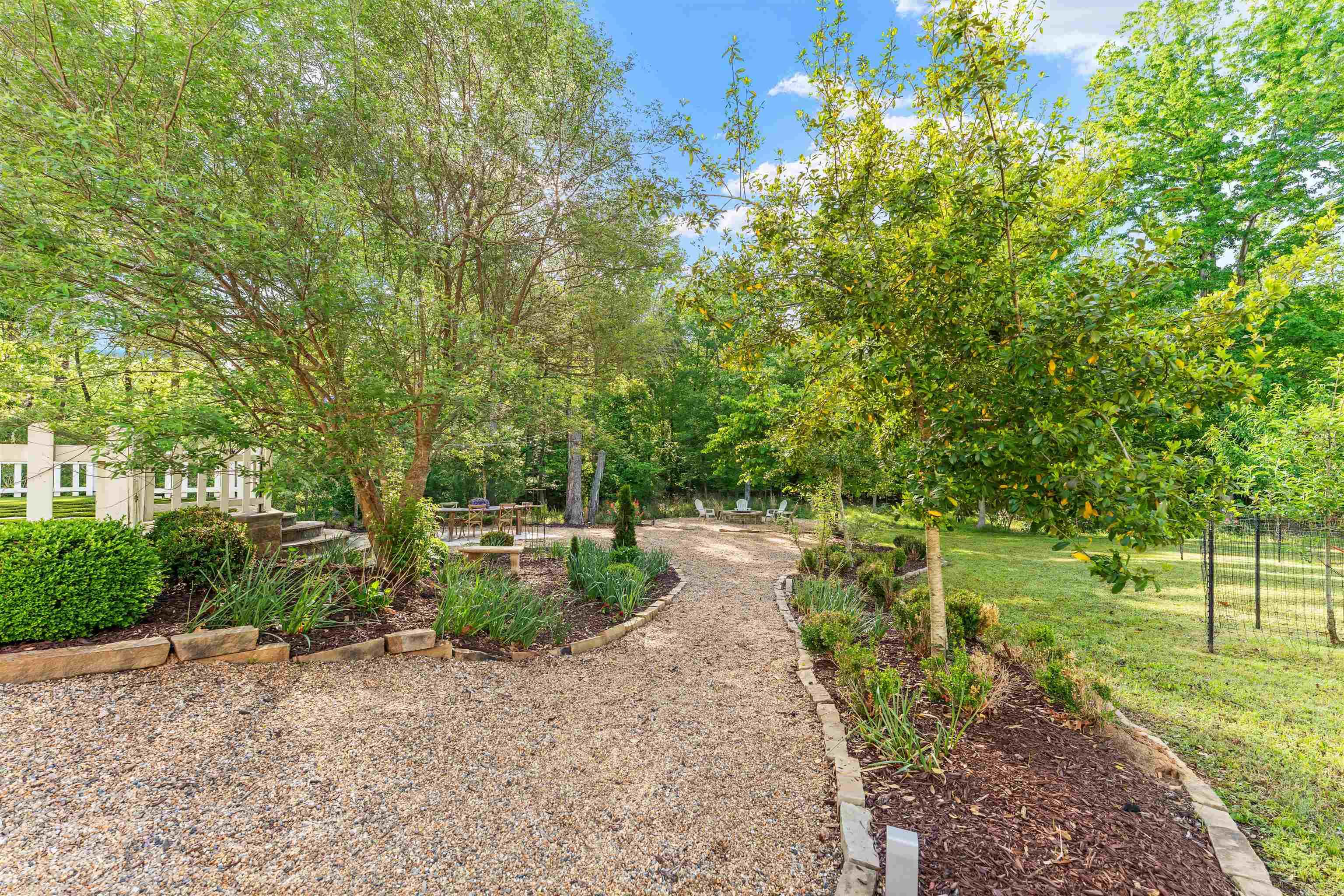 1079 Hillsboro Cir