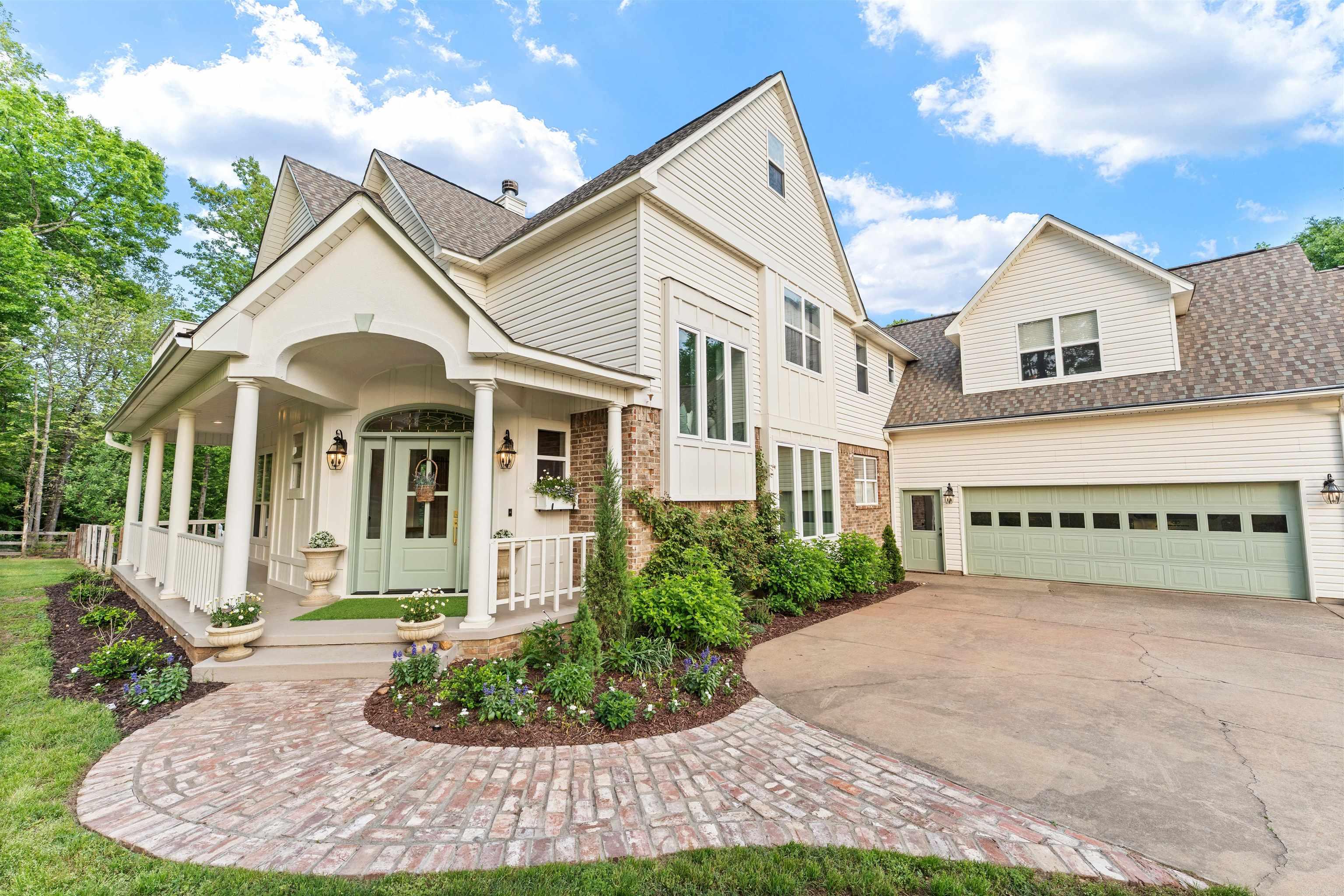 1079 Hillsboro Cir