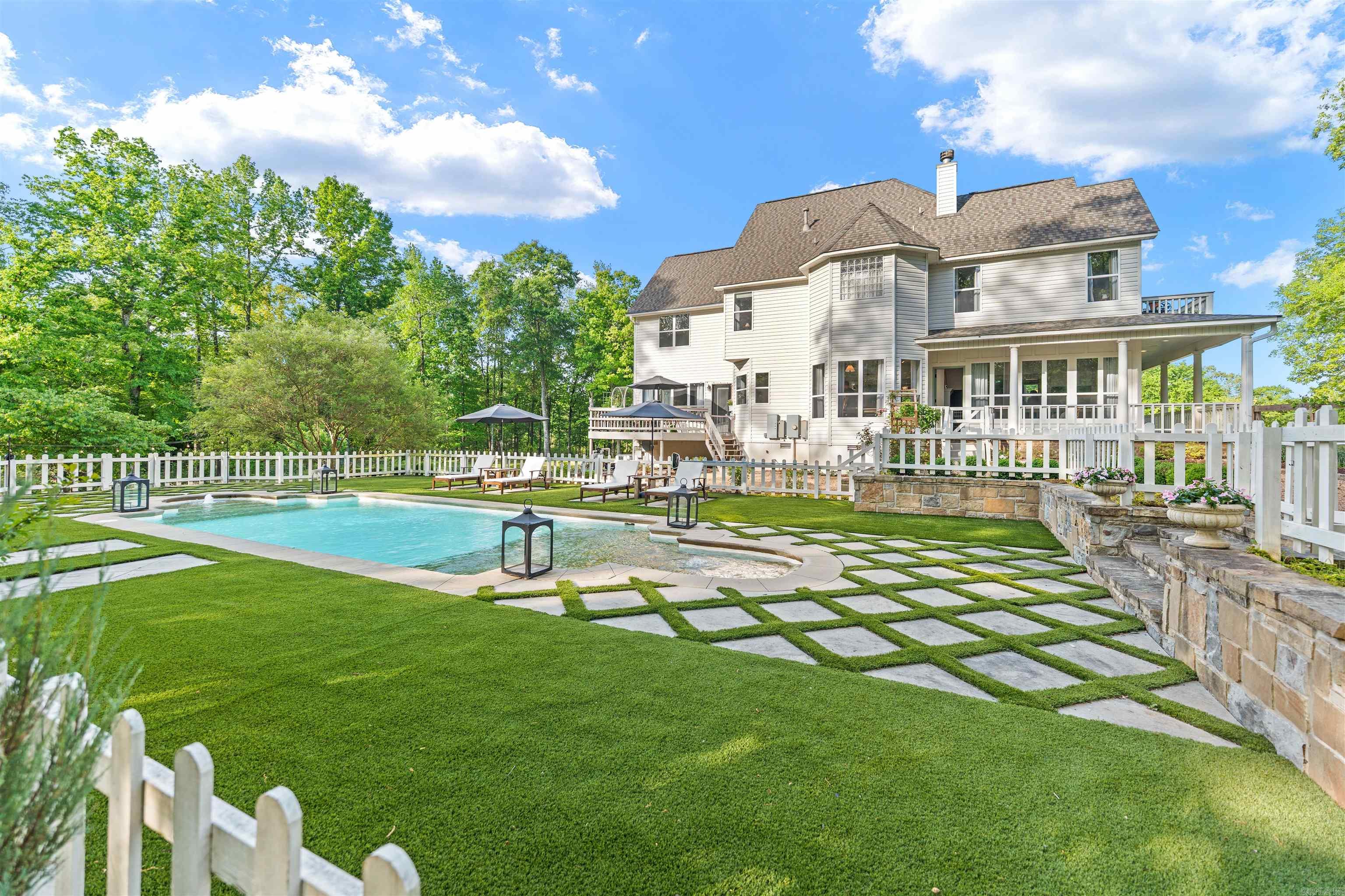 1079 Hillsboro Cir