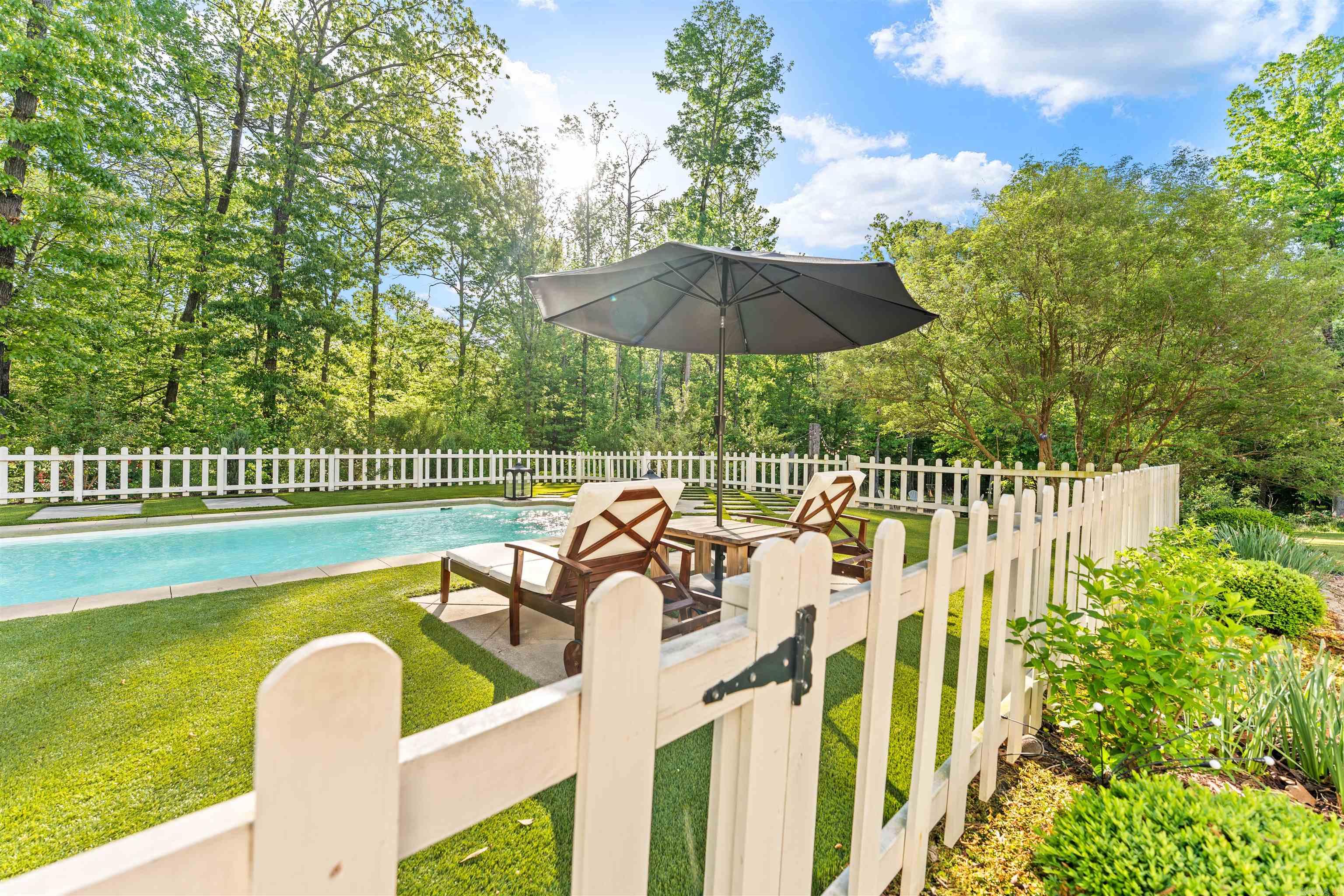 1079 Hillsboro Cir