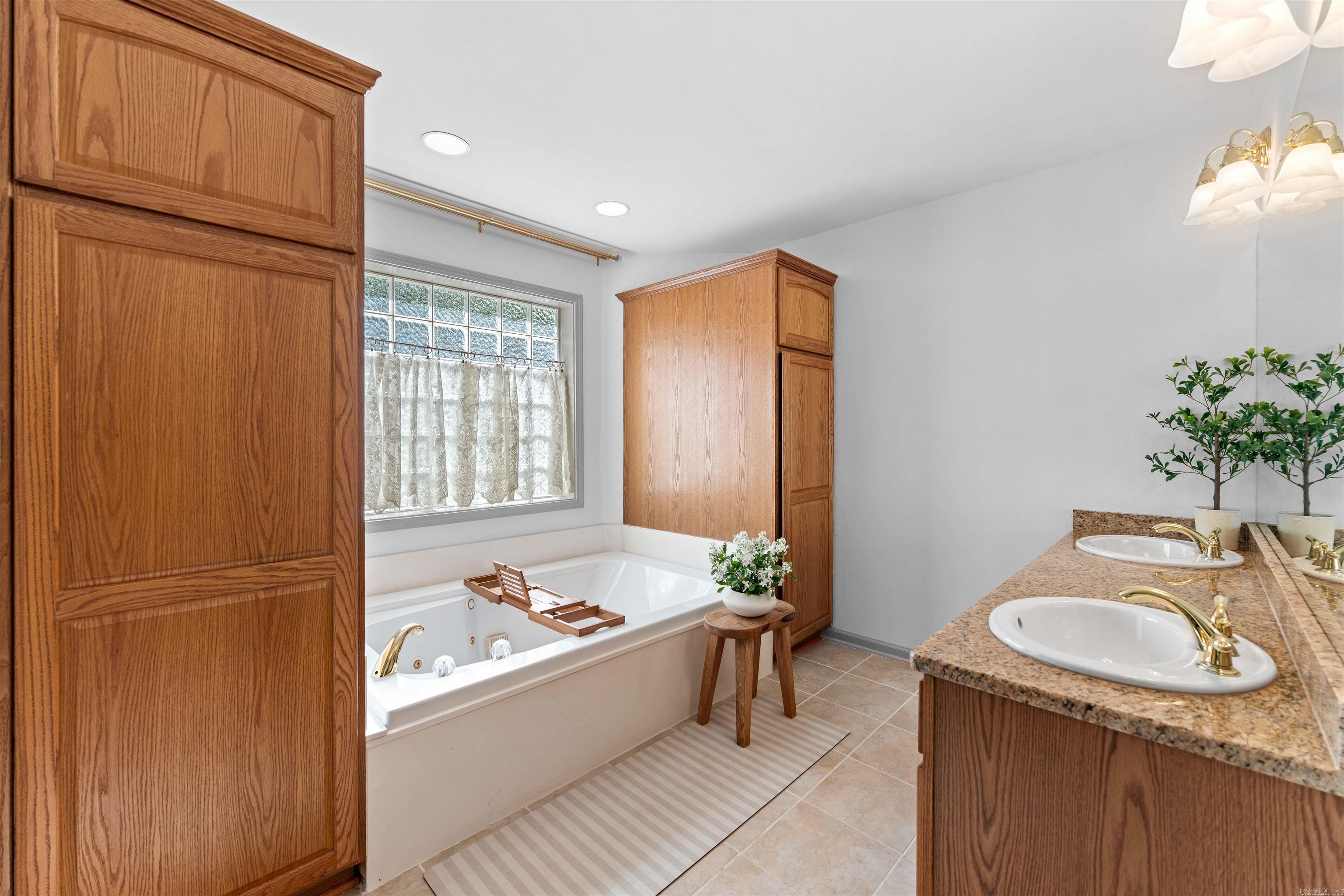 1079 Hillsboro Cir