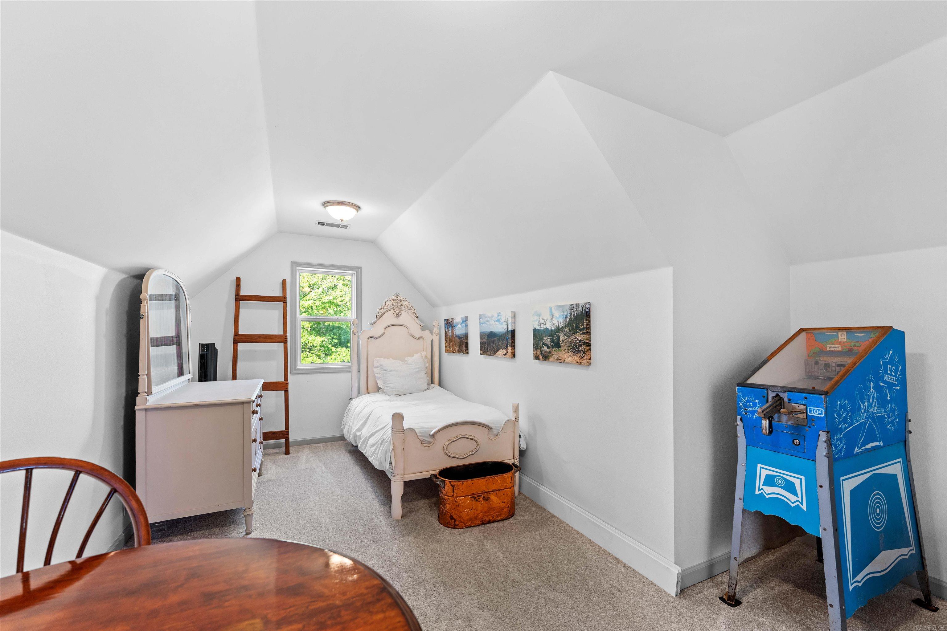 1079 Hillsboro Cir