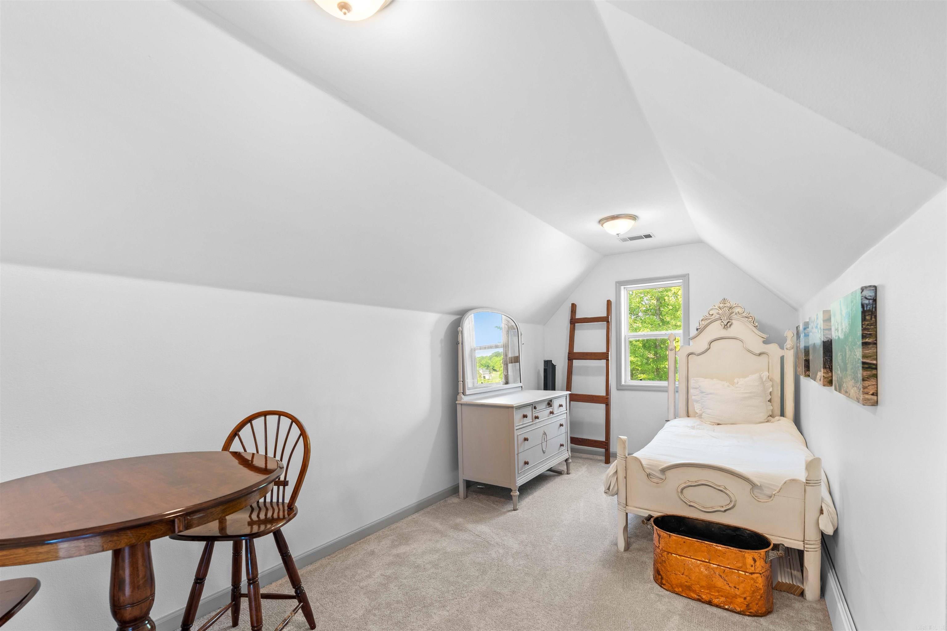 1079 Hillsboro Cir
