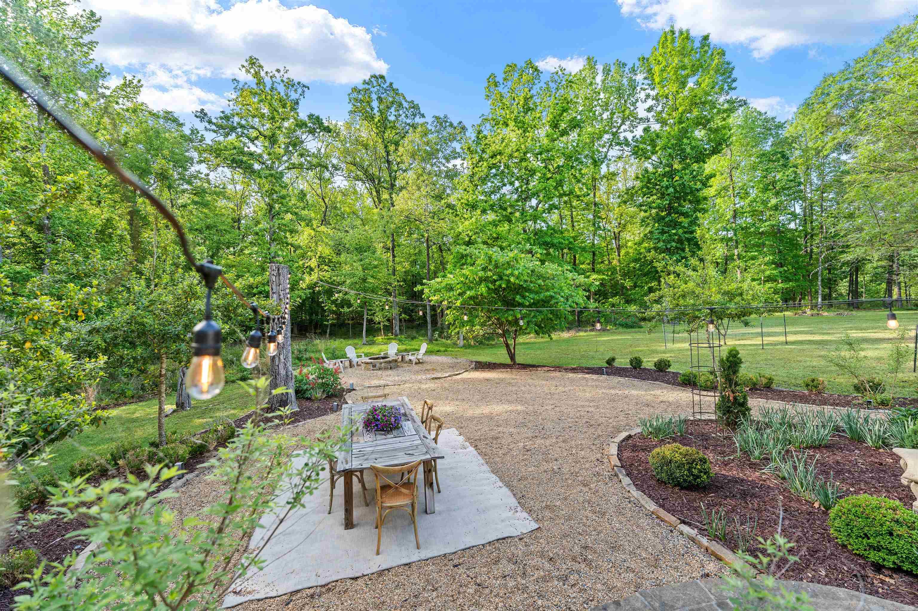 1079 Hillsboro Cir