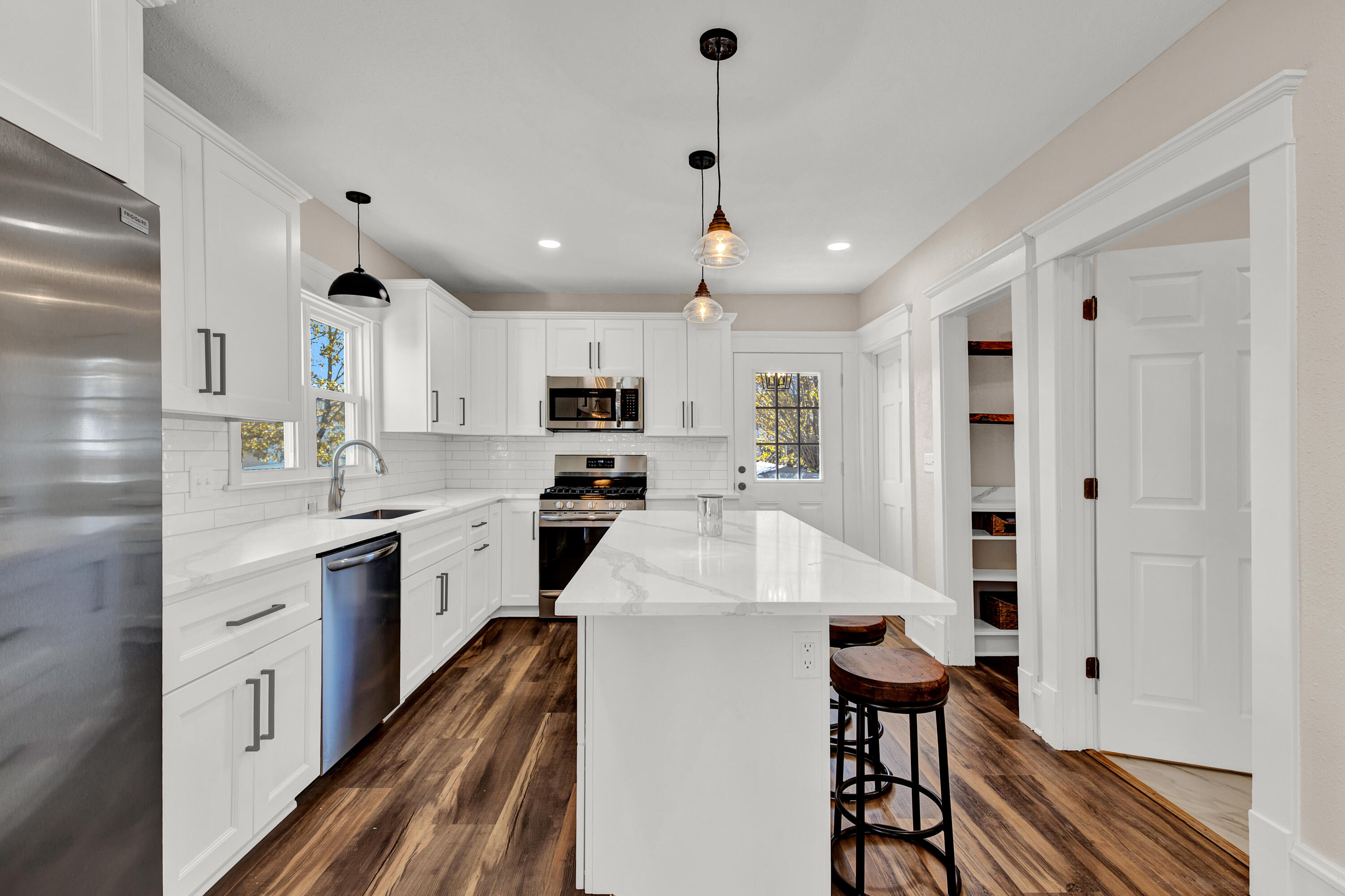 3855 E Pulaski Ave