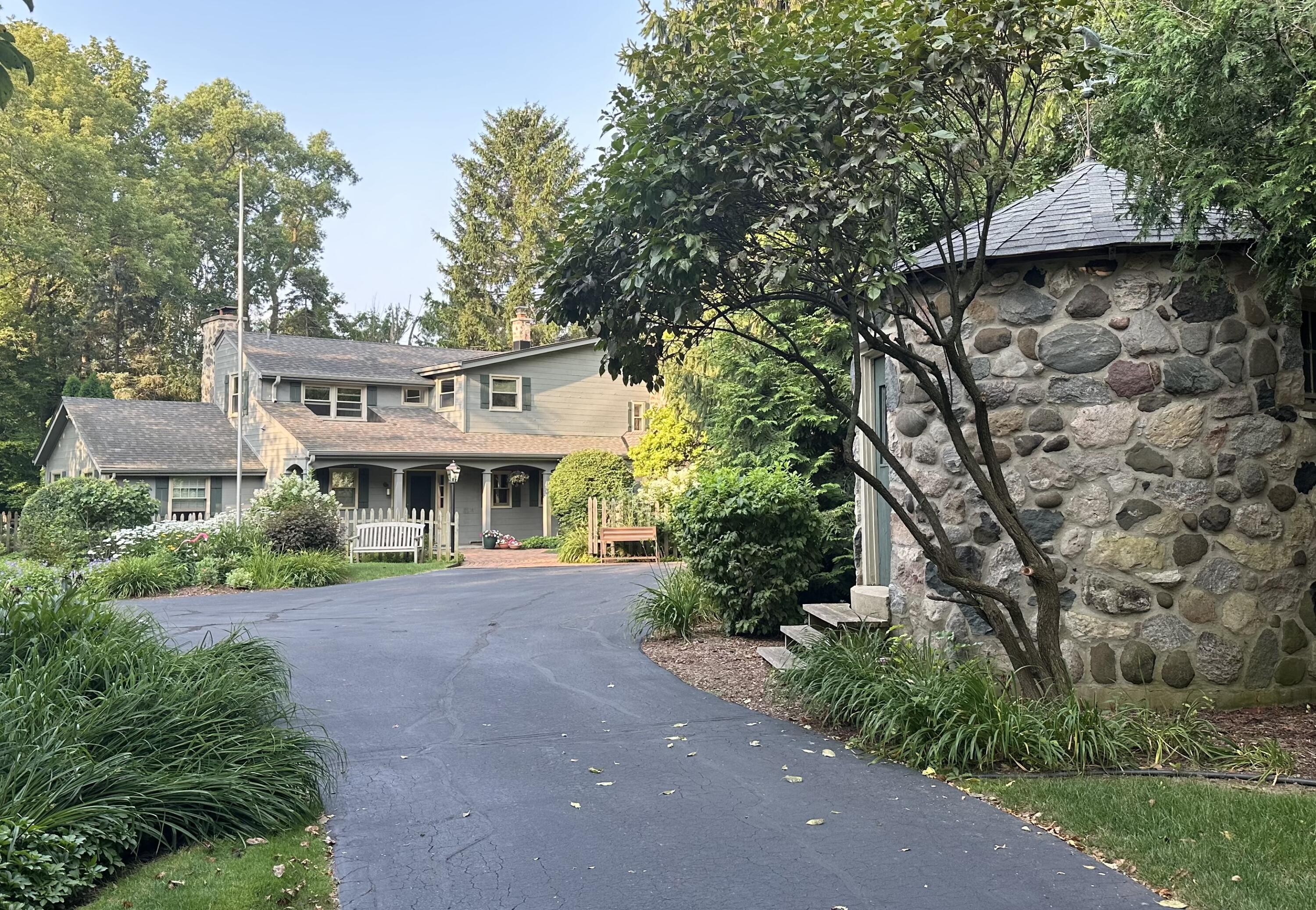 425 W Appletree Ct