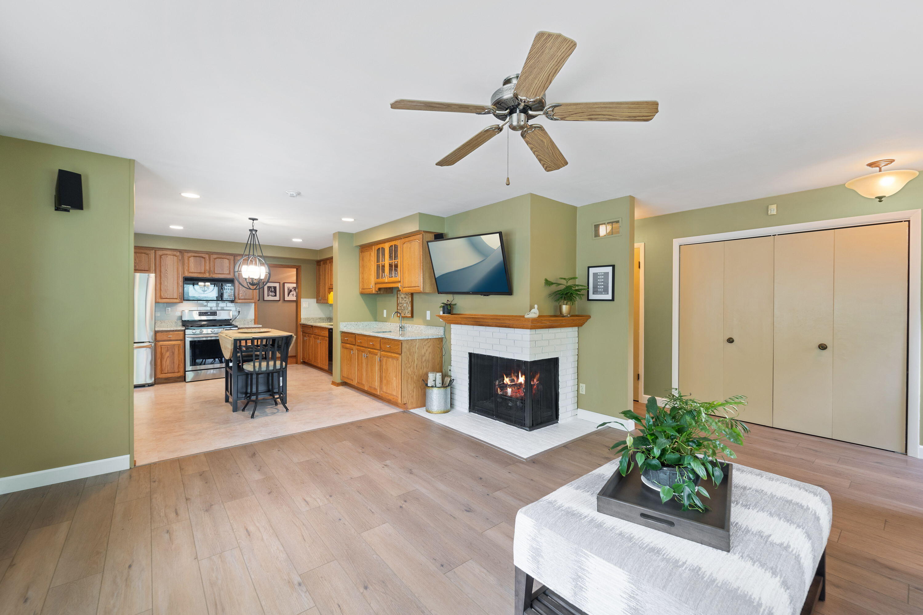 1060 Hawthorne Ln
