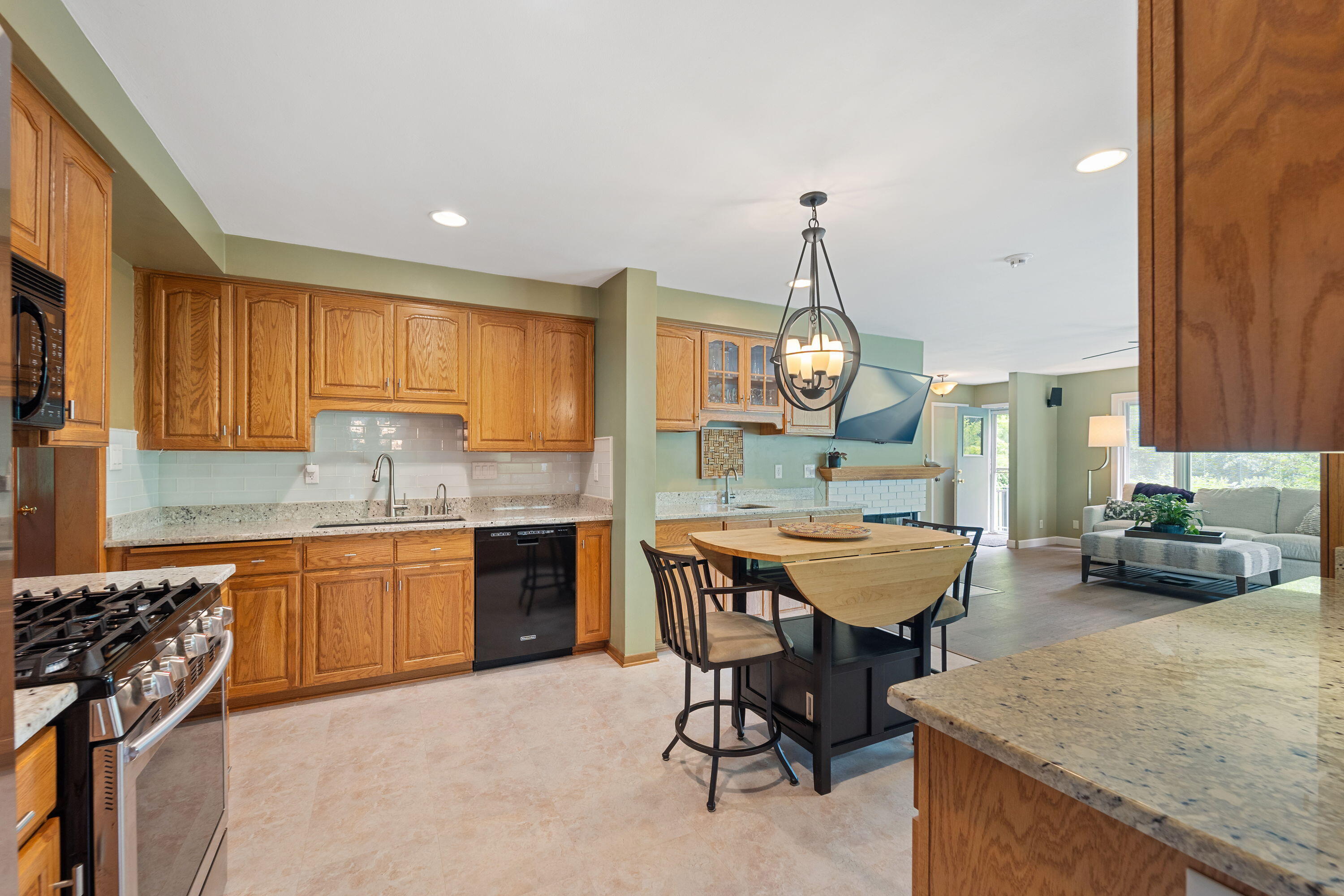 1060 Hawthorne Ln