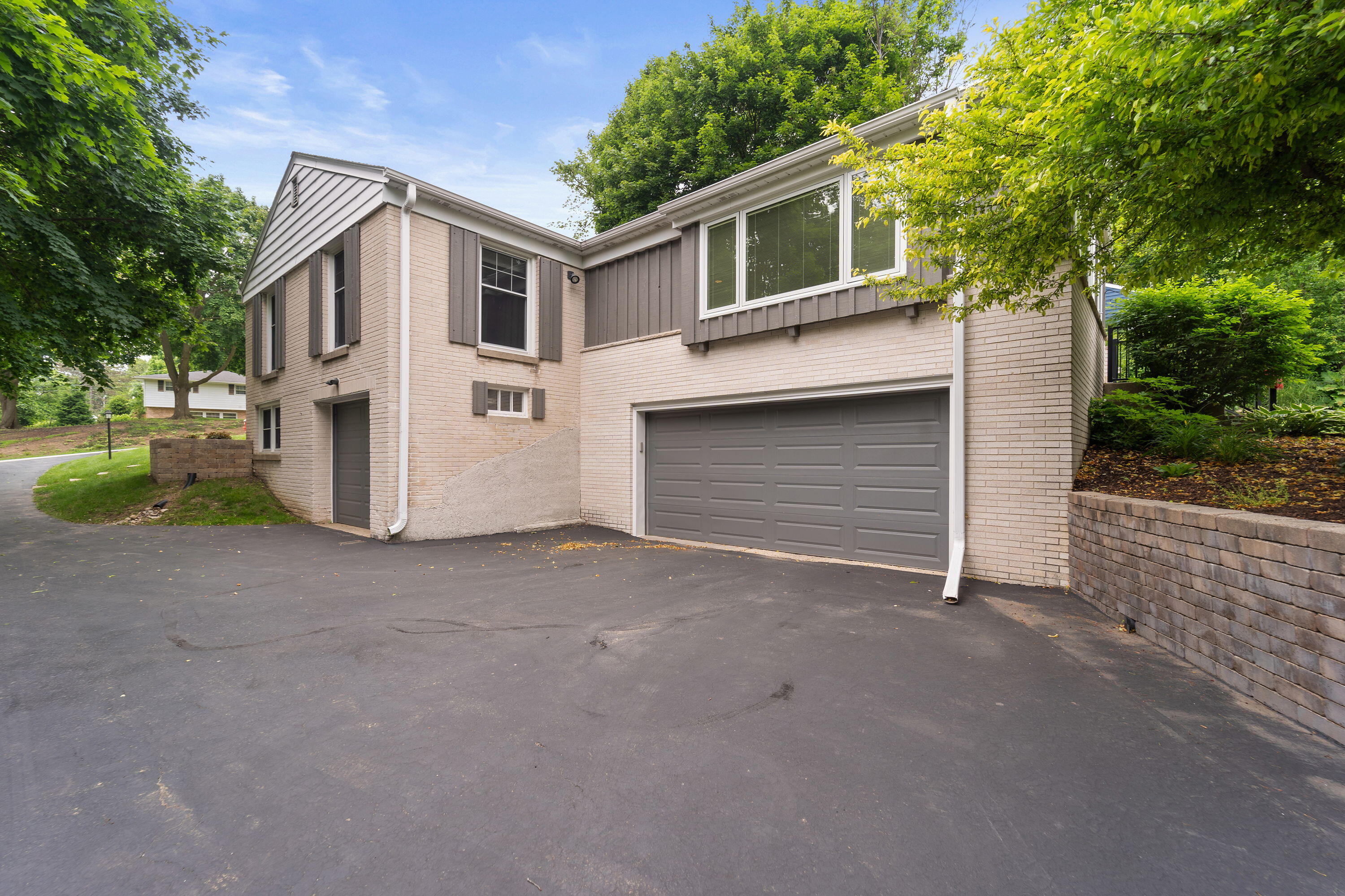 1060 Hawthorne Ln