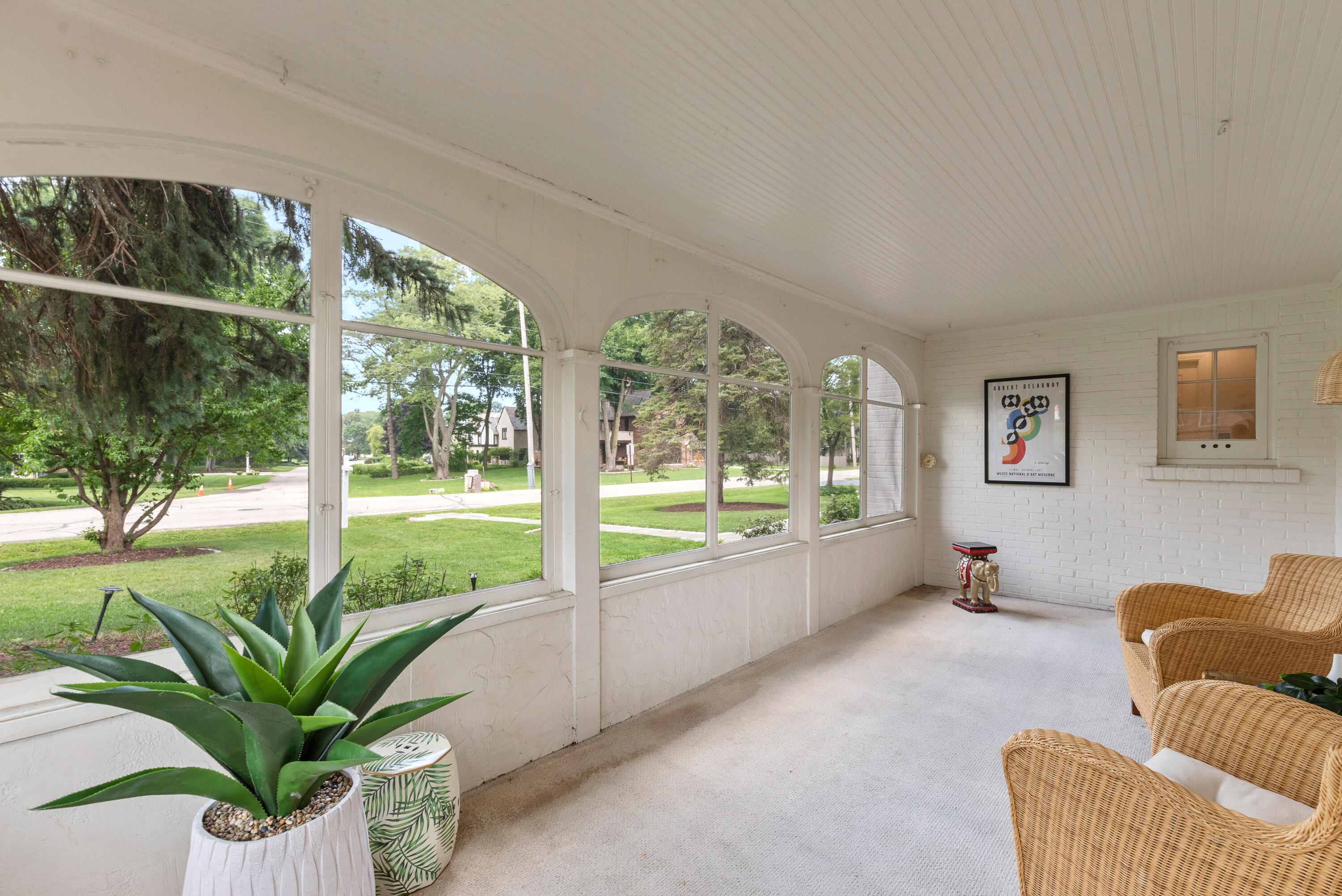 805 E Green Tree Rd
