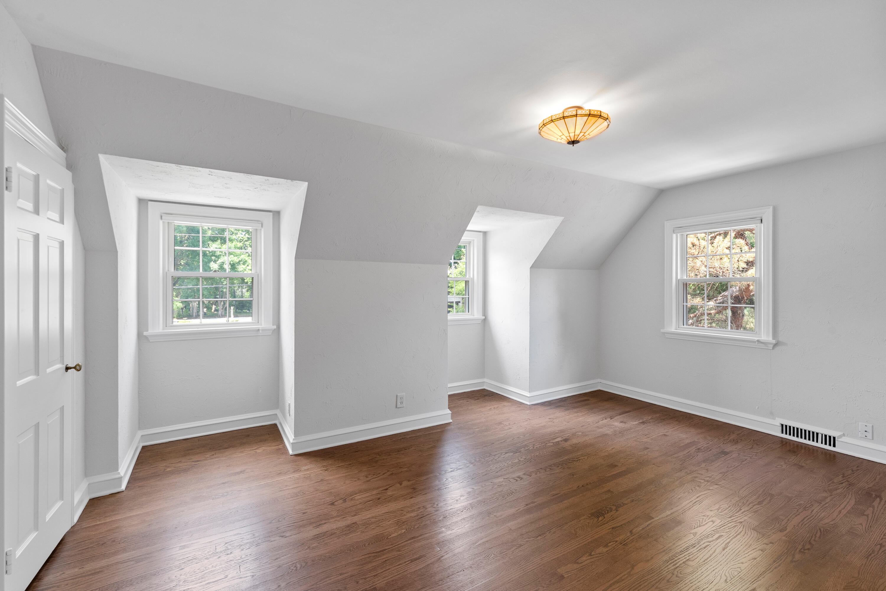 805 E Green Tree Rd