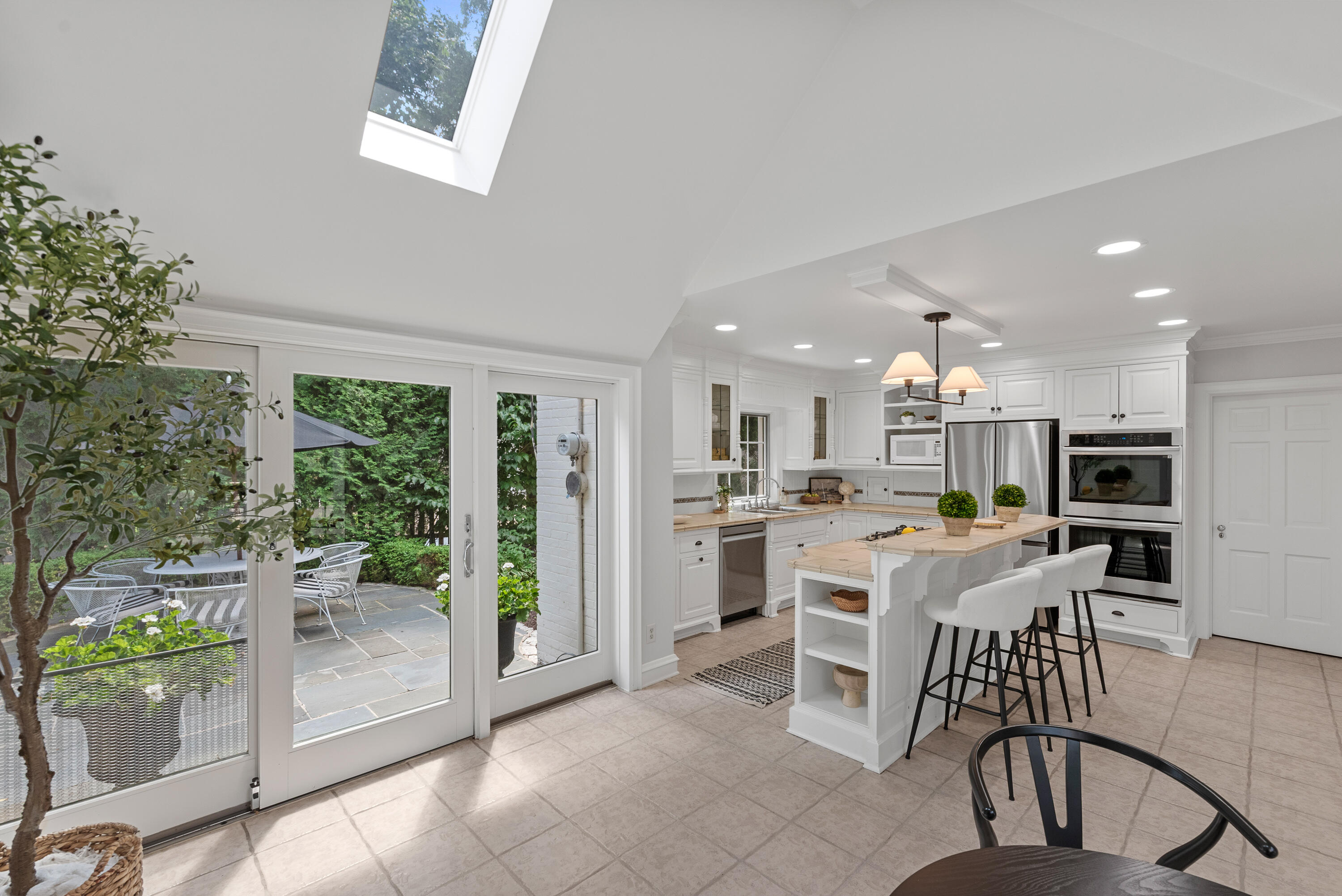 805 E Green Tree Rd
