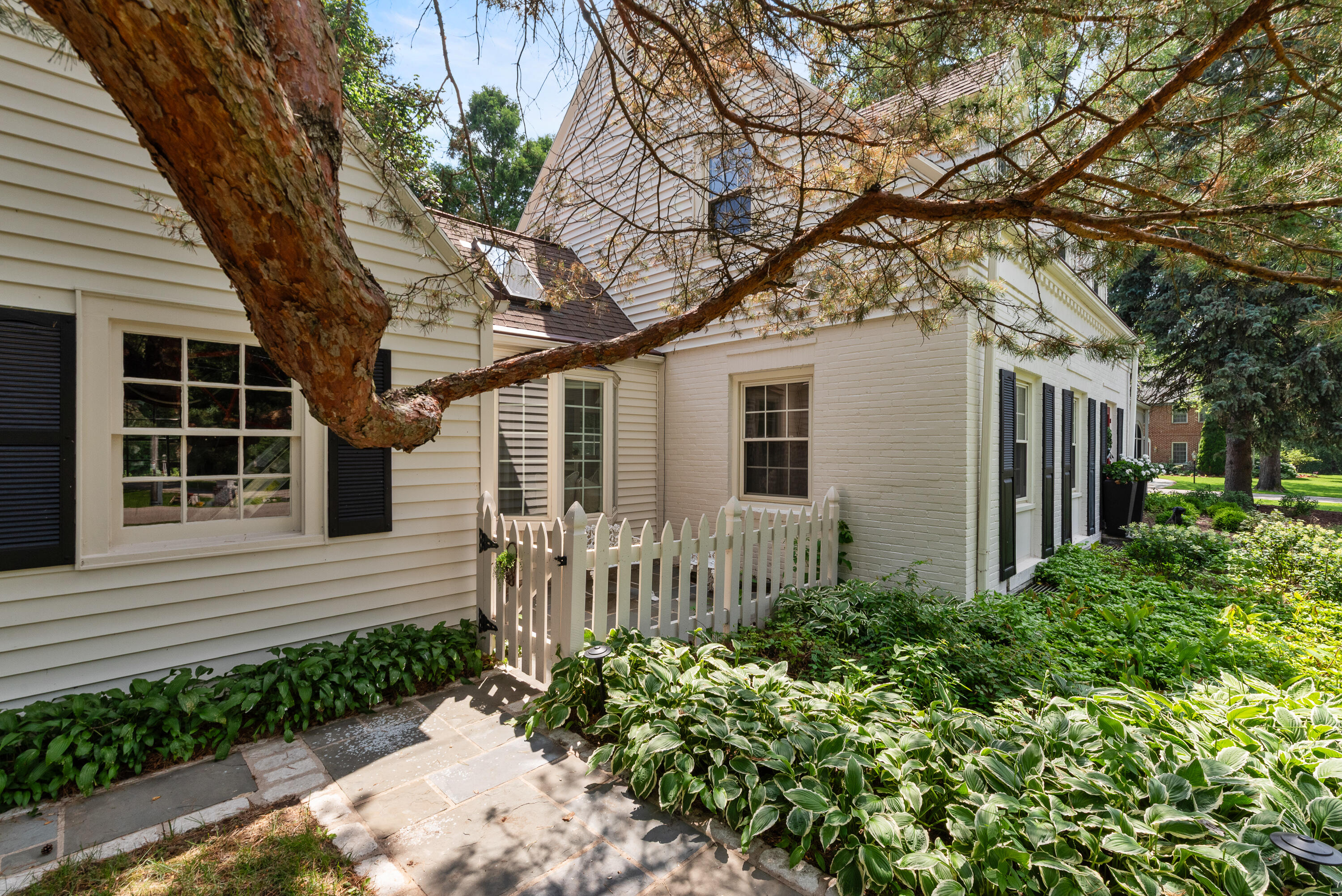 805 E Green Tree Rd