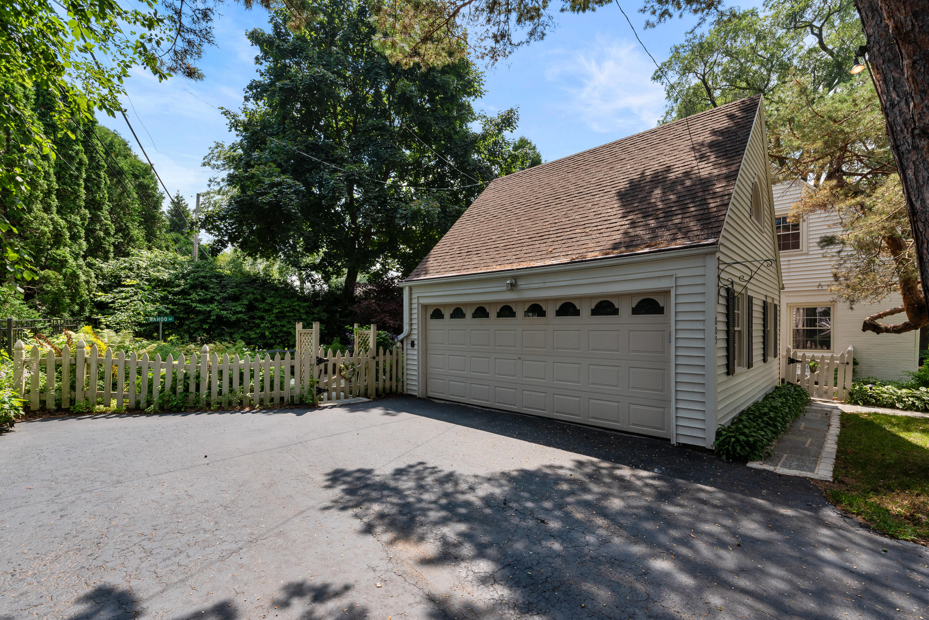 805 E Green Tree Rd