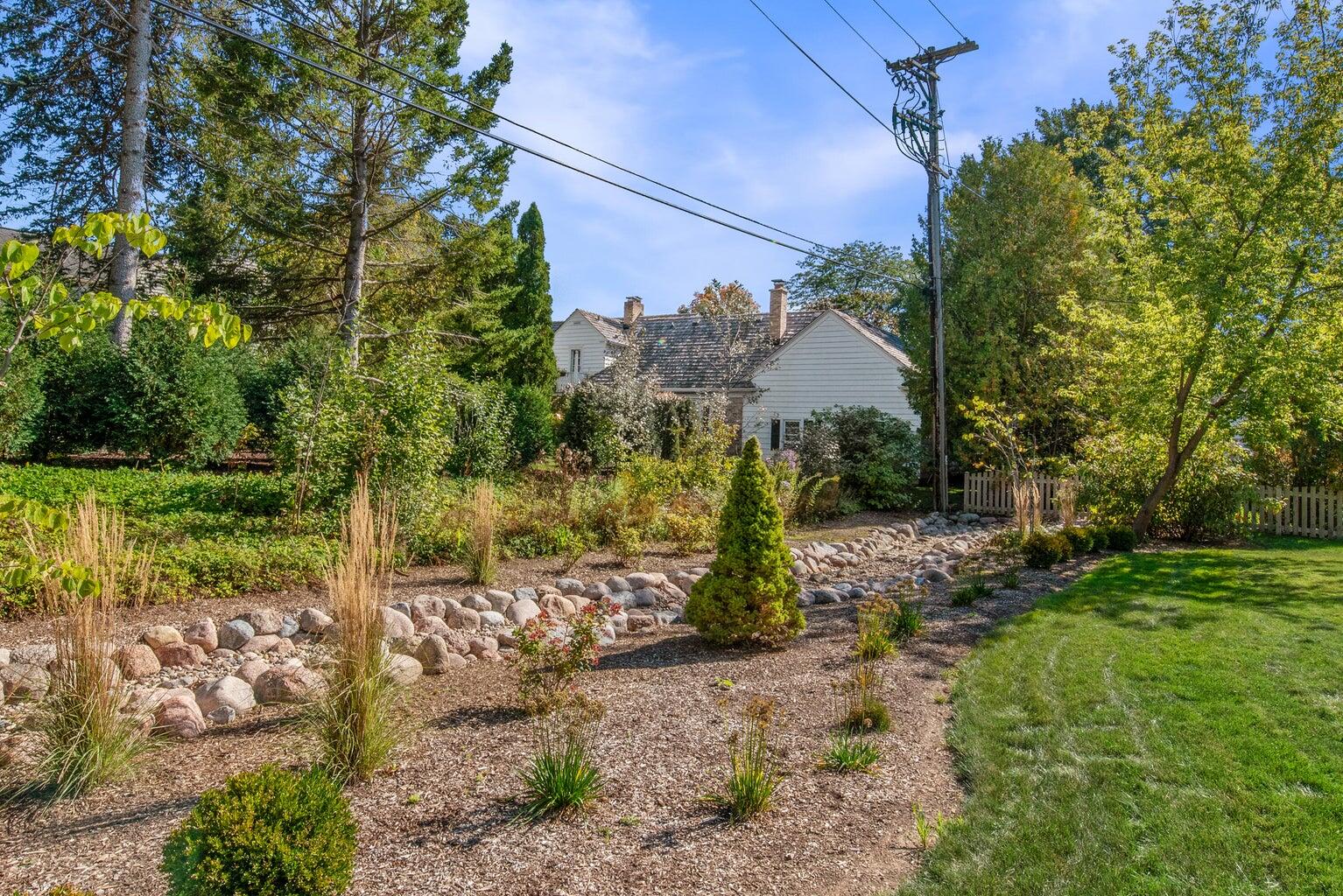 9062 N Lake Dr