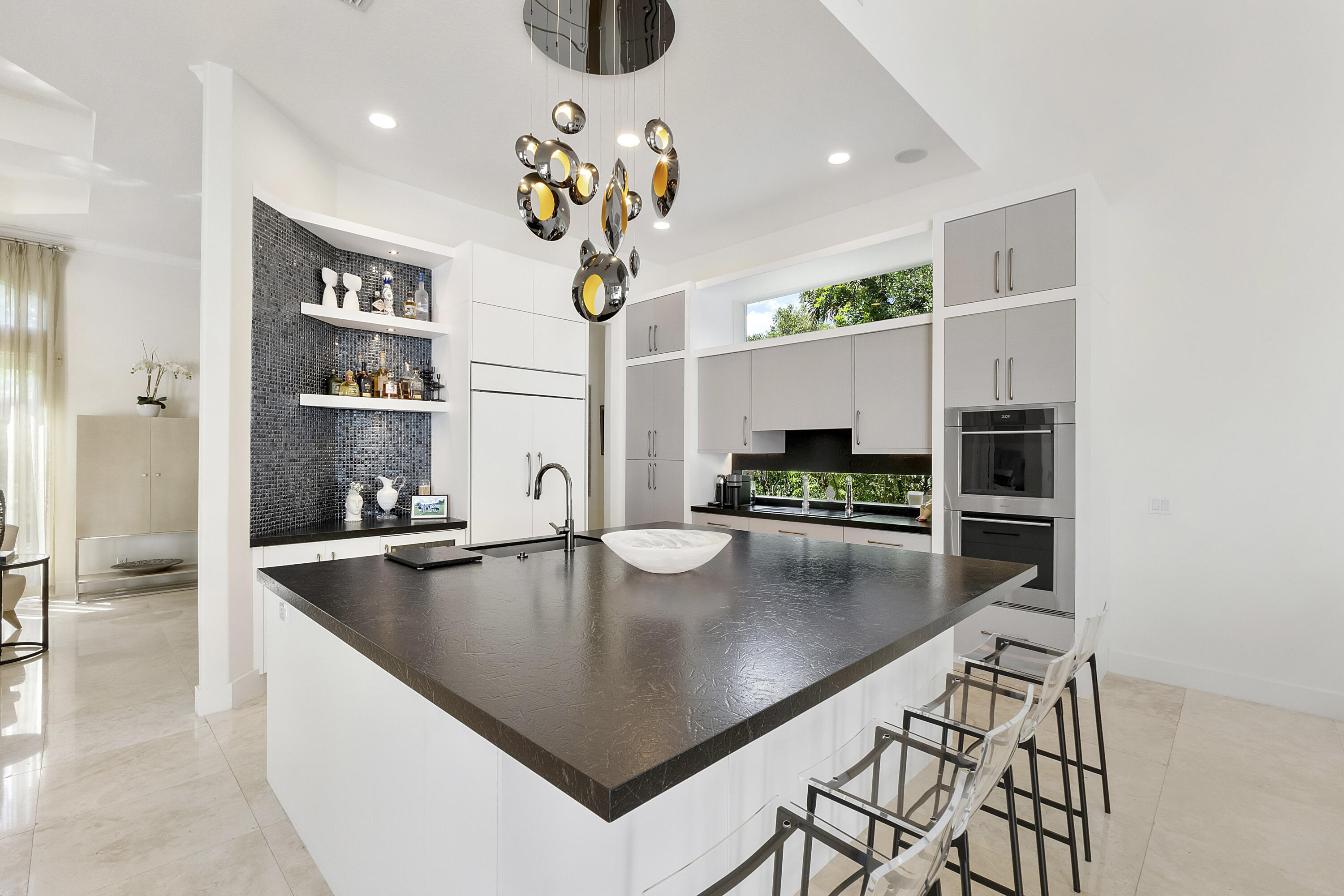 6015 Pinewood Avenue