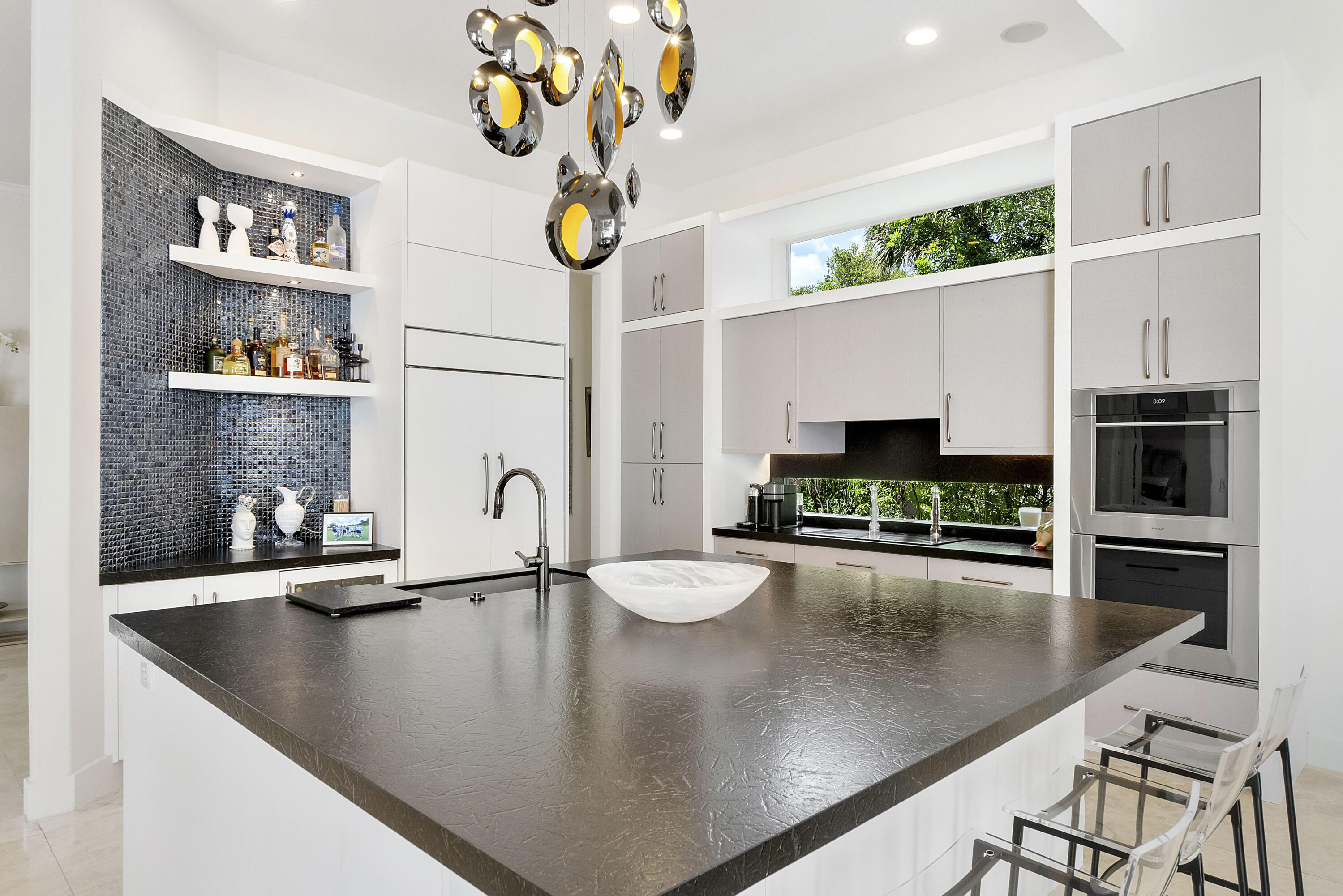 6015 Pinewood Avenue