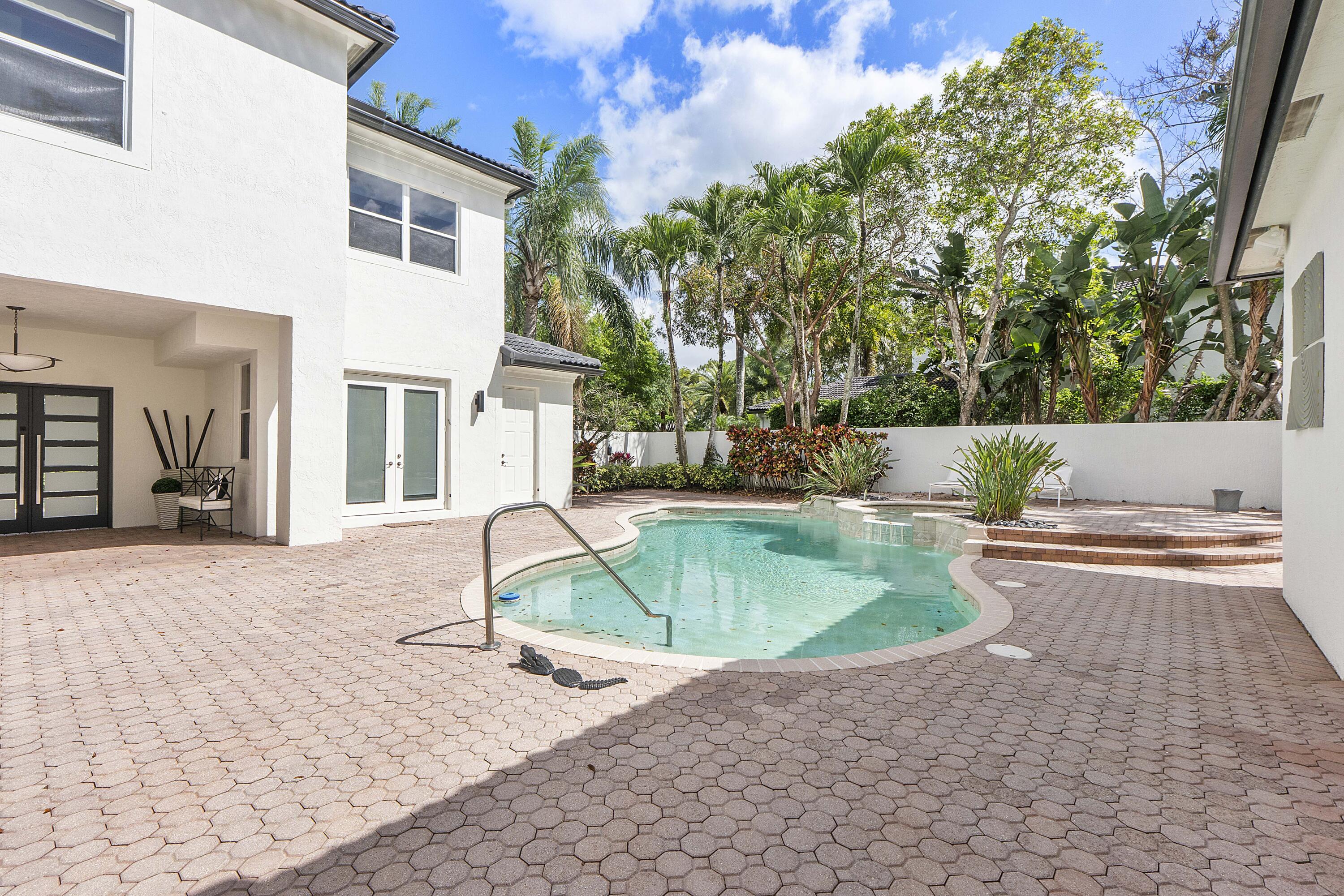 6015 Pinewood Avenue