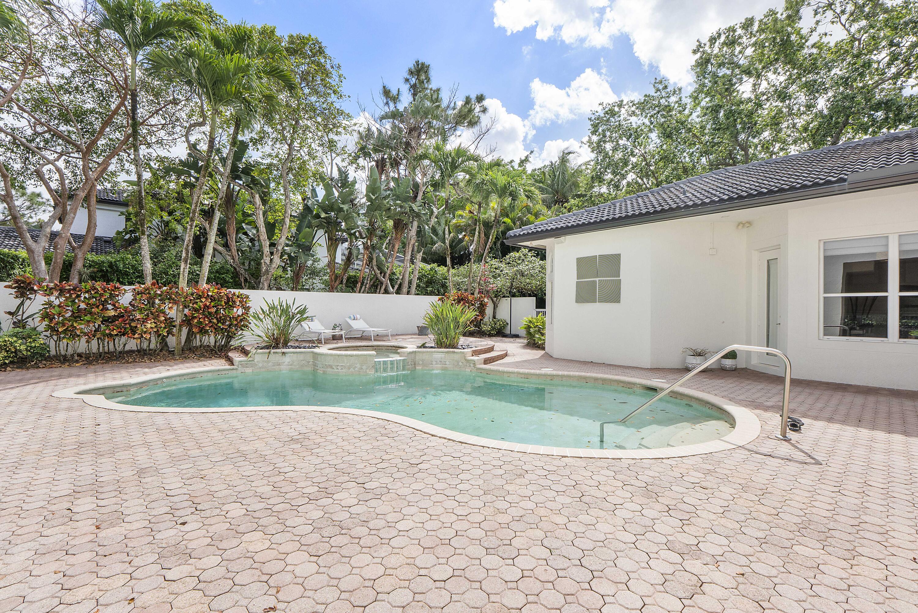 6015 Pinewood Avenue