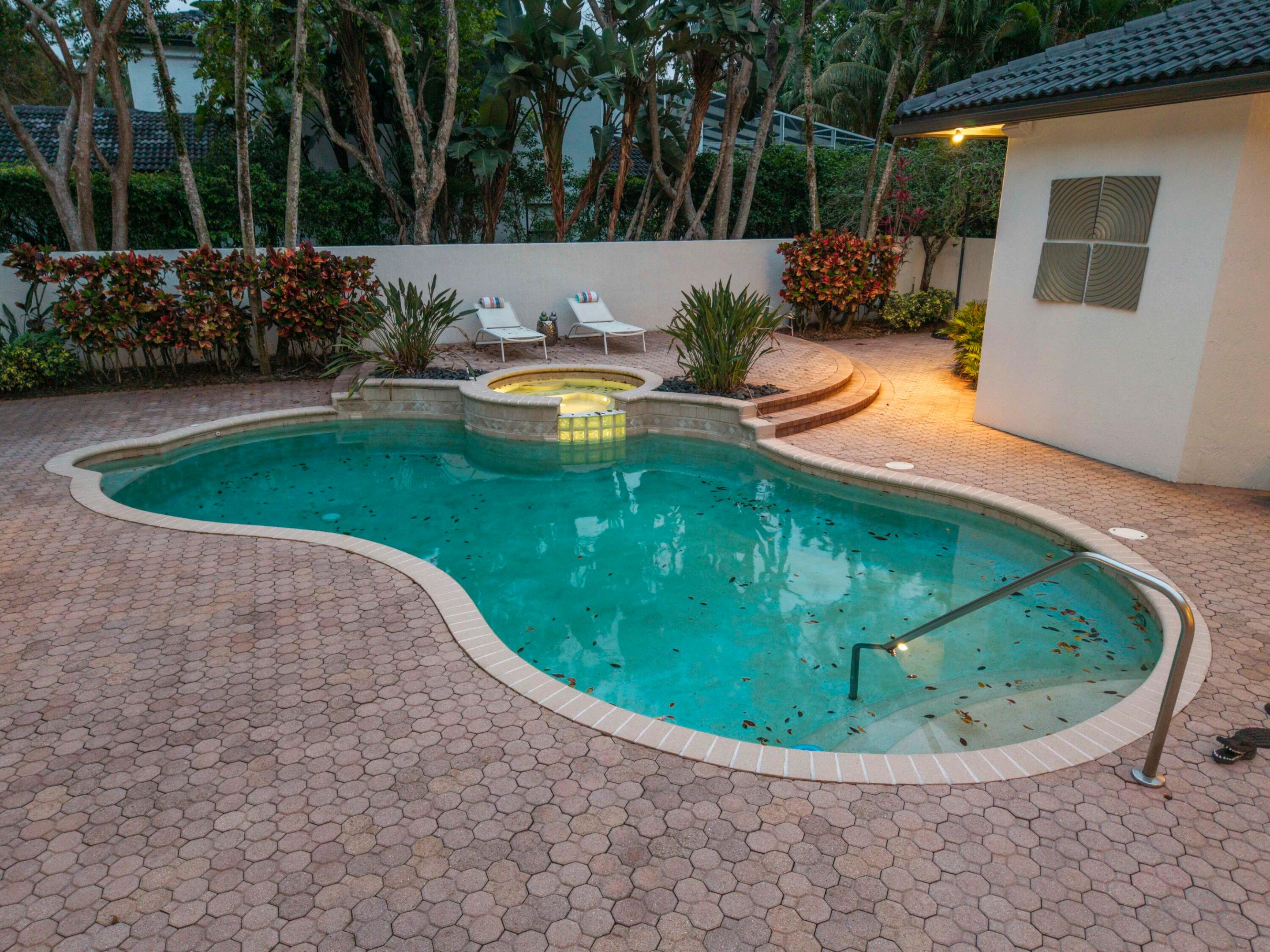 6015 Pinewood Avenue