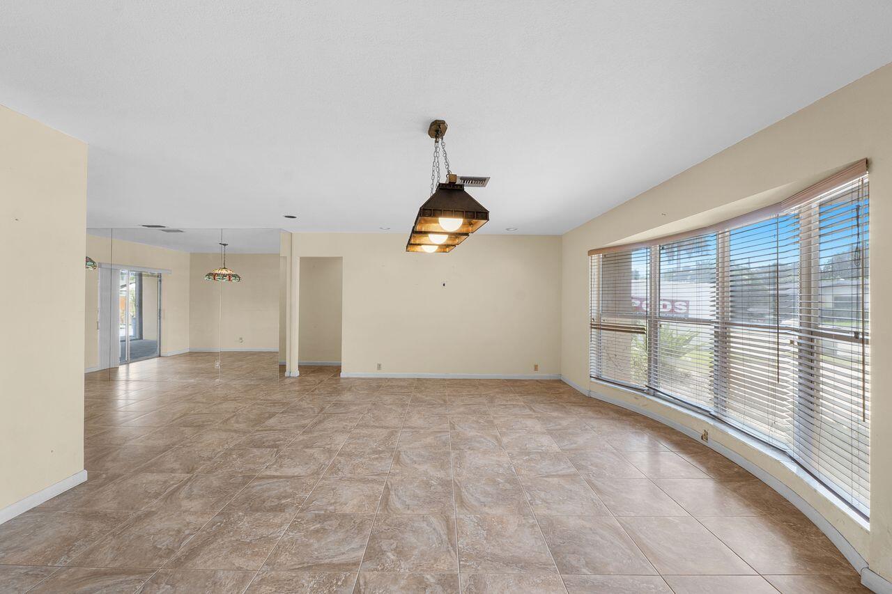 1915 NE 208th Terrace