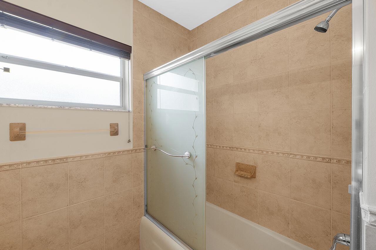 1915 NE 208th Terrace