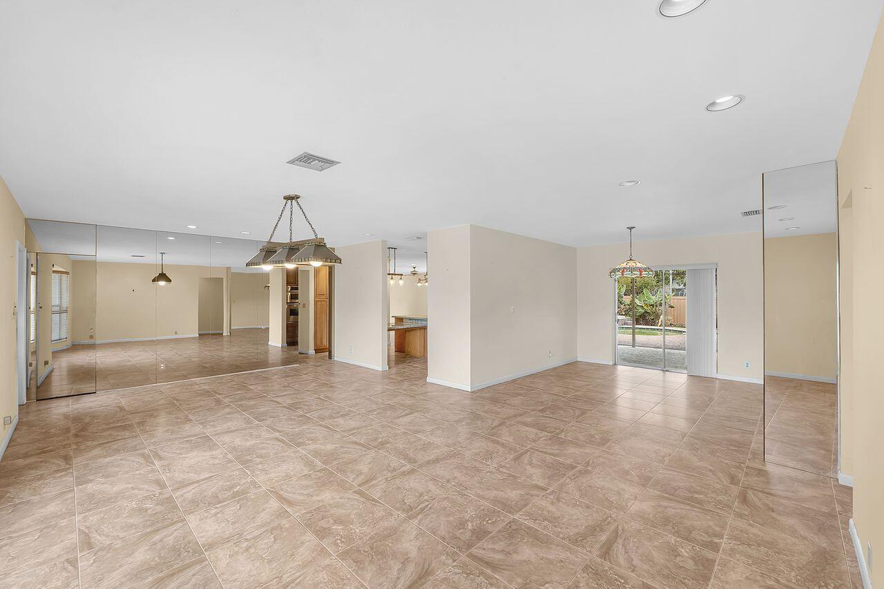 1915 NE 208th Terrace