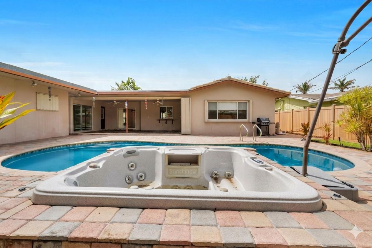 1915 NE 208th Terrace