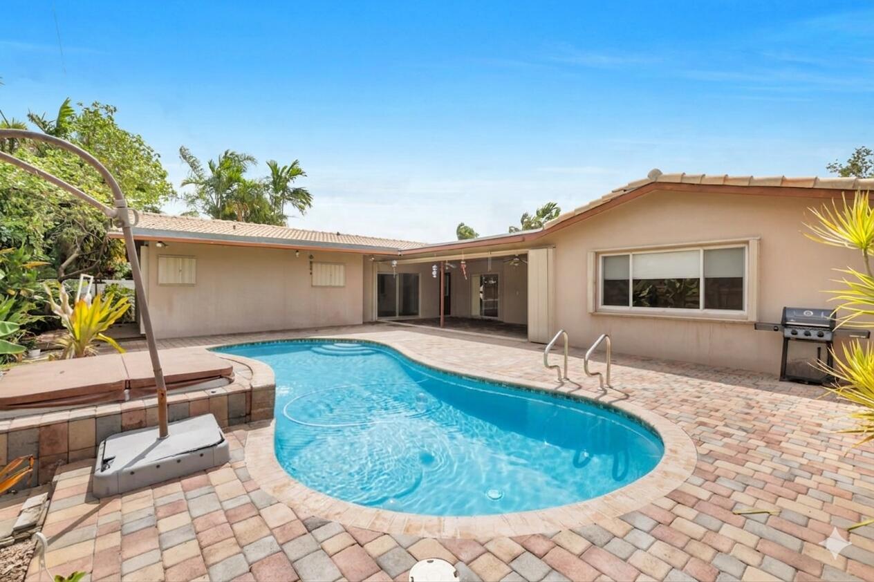 1915 NE 208th Terrace