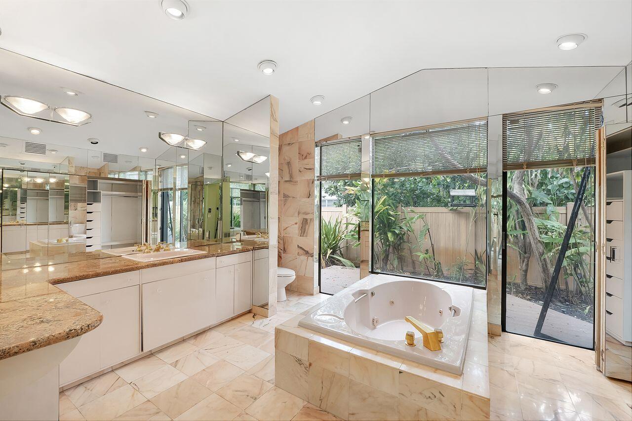 1915 NE 208th Terrace