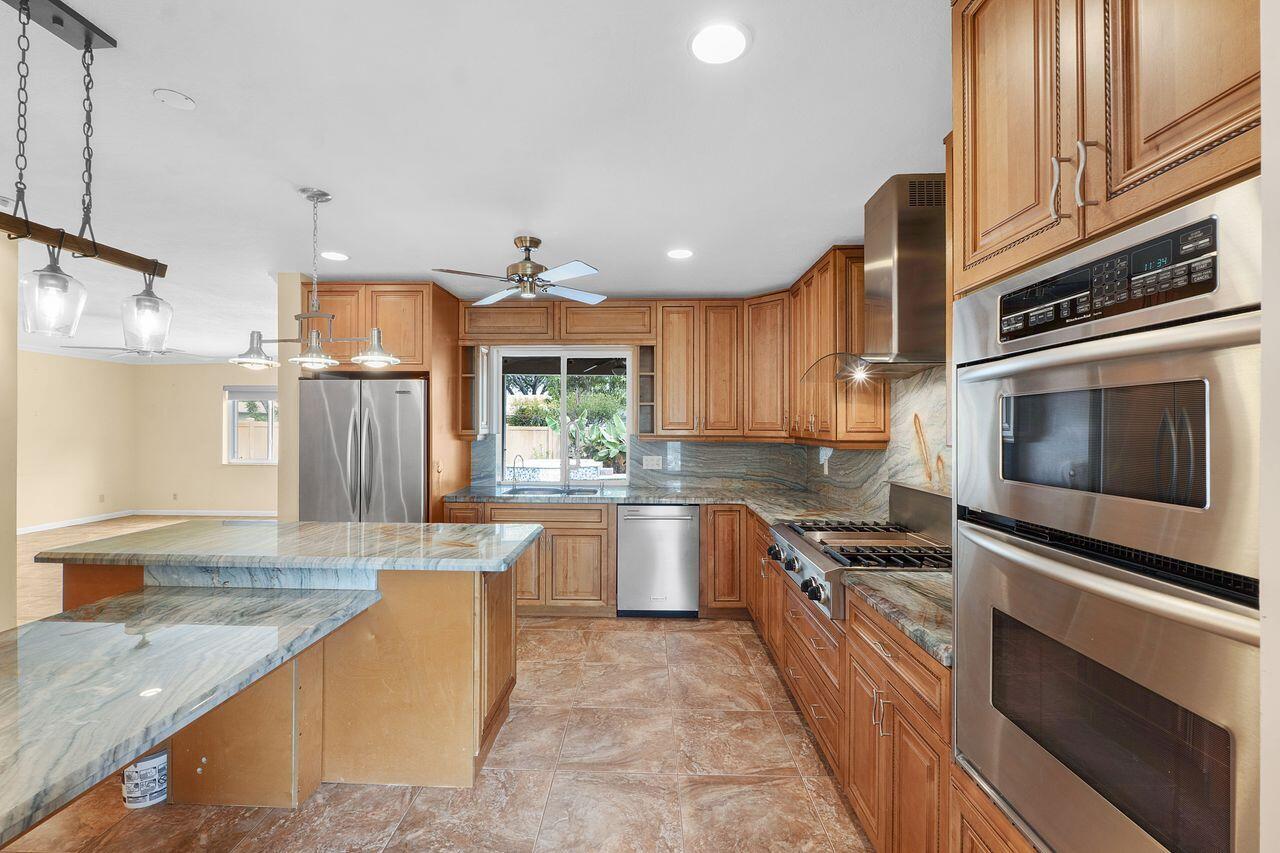 1915 NE 208th Terrace