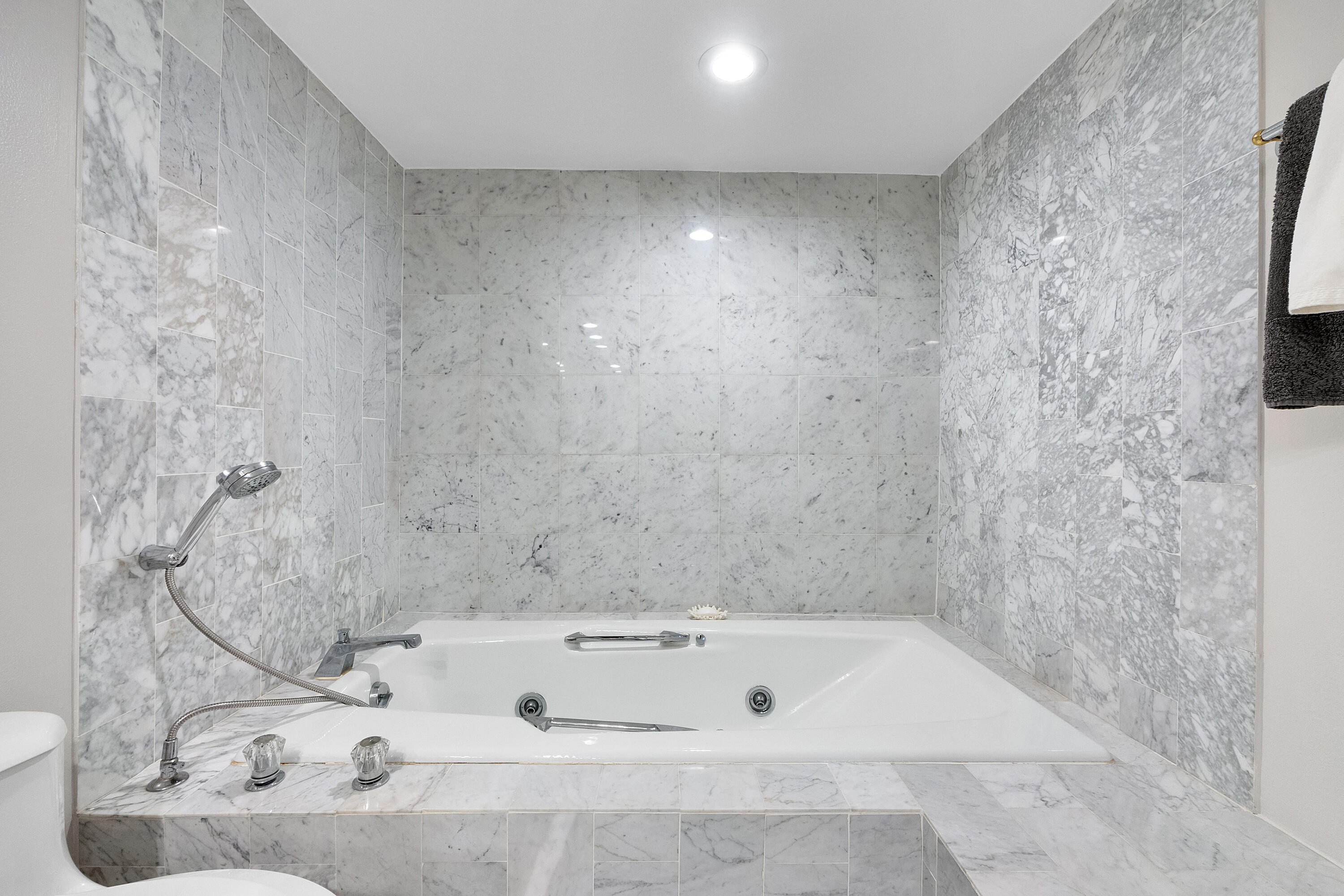 501 N Riverside Drive 203