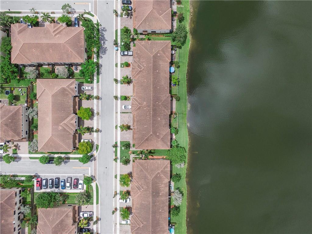 8421 Lakeview Trl 8421