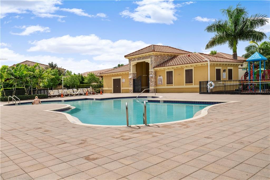 8421 Lakeview Trl 8421