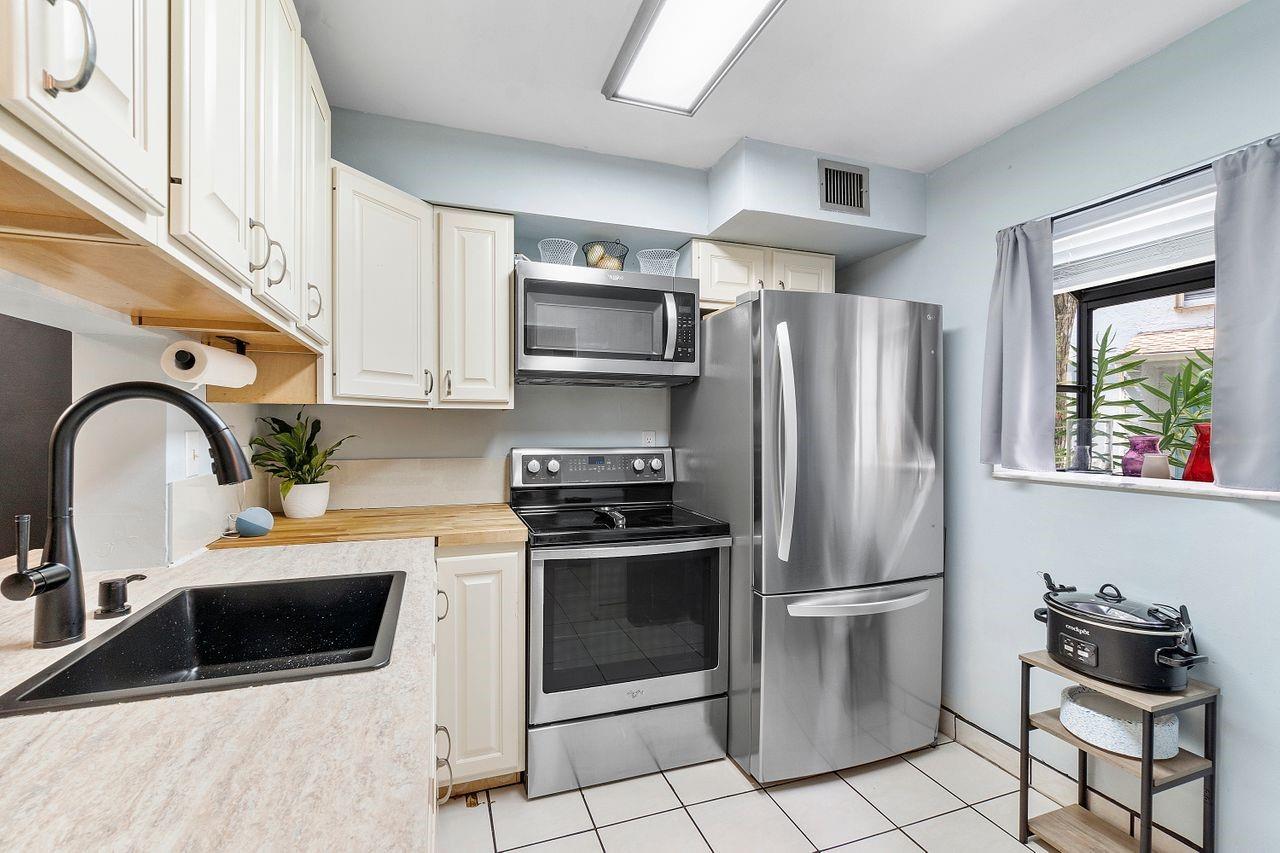 2725 S Oakland Forest Dr 102