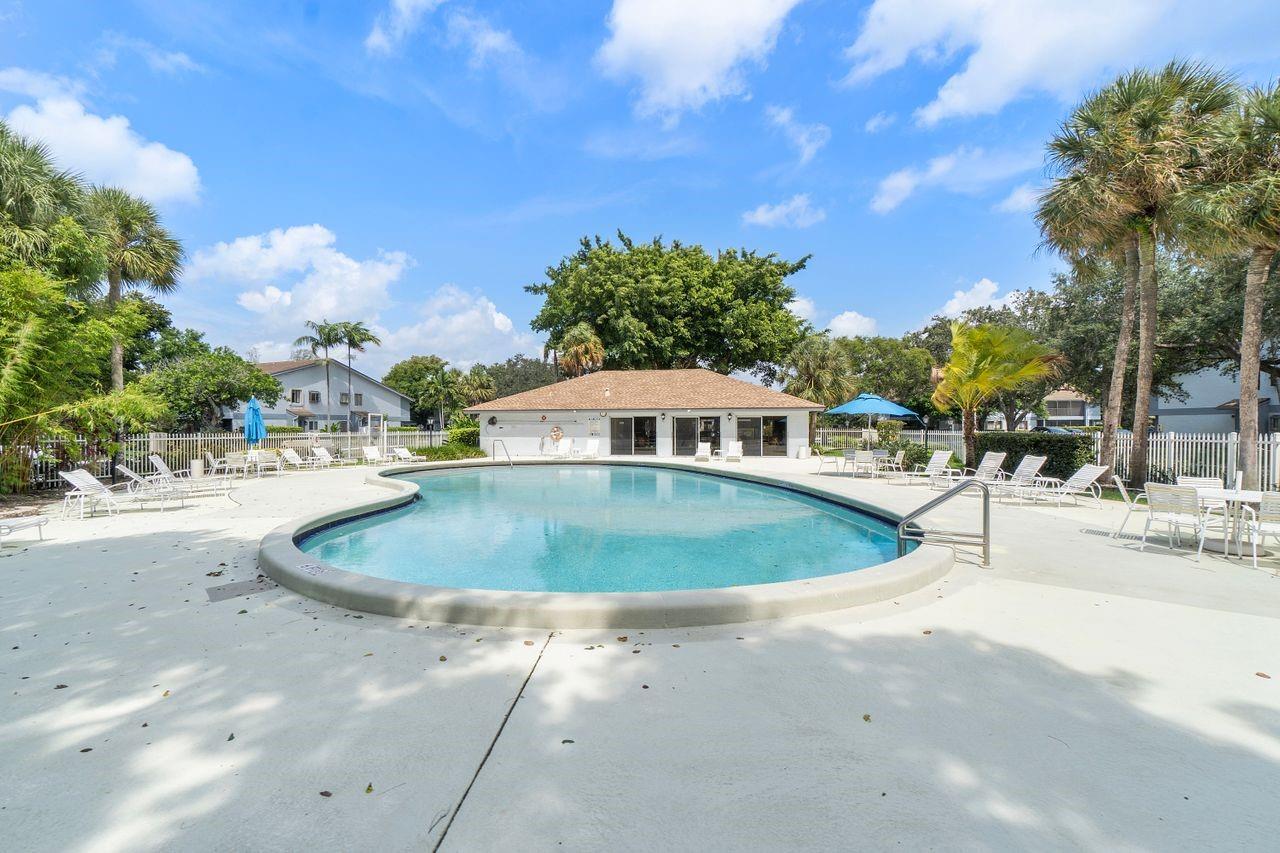 2725 S Oakland Forest Dr 102