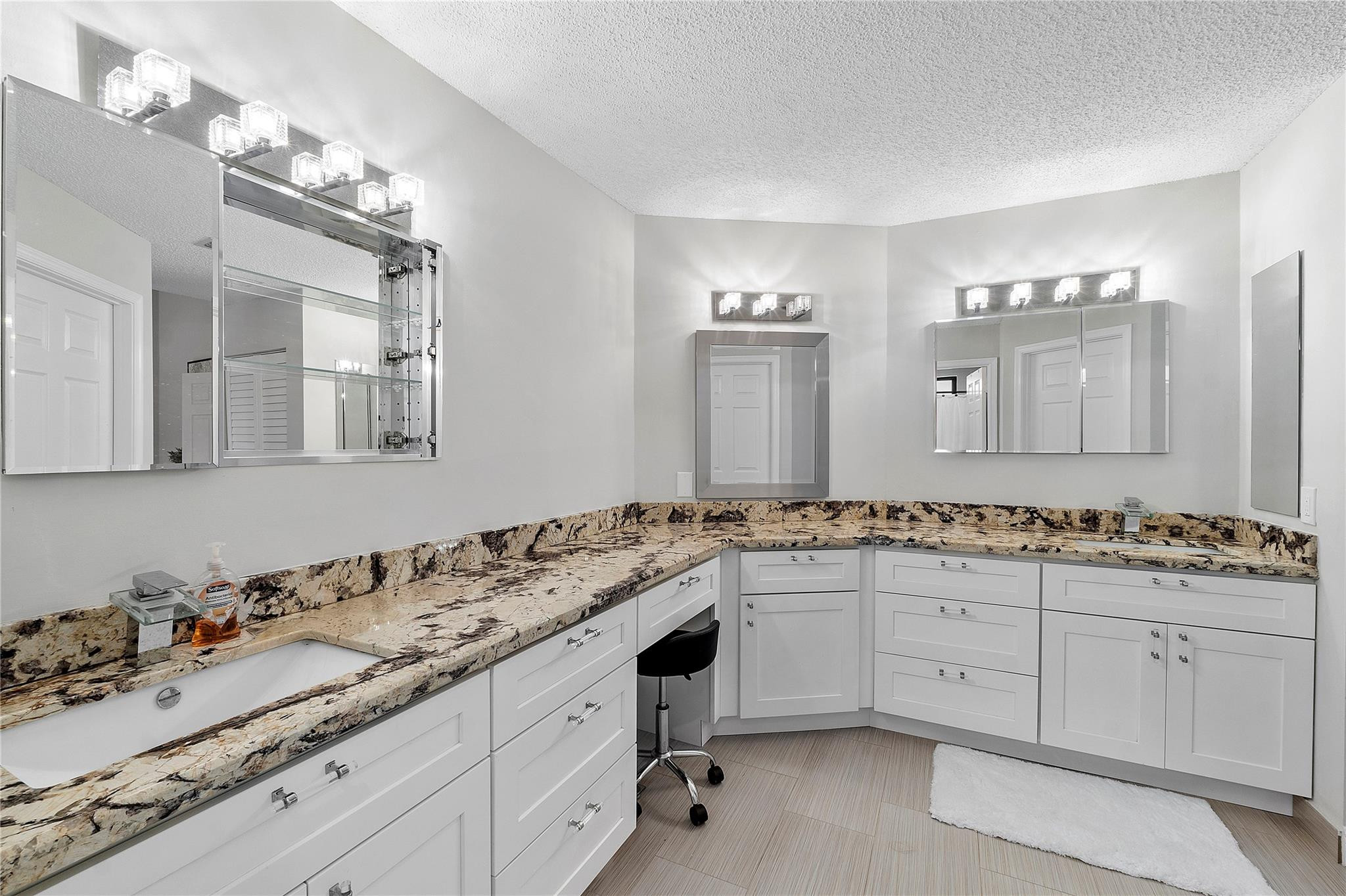 9128 Vineyard Lake Dr