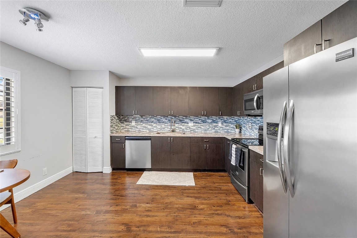 9128 Vineyard Lake Dr