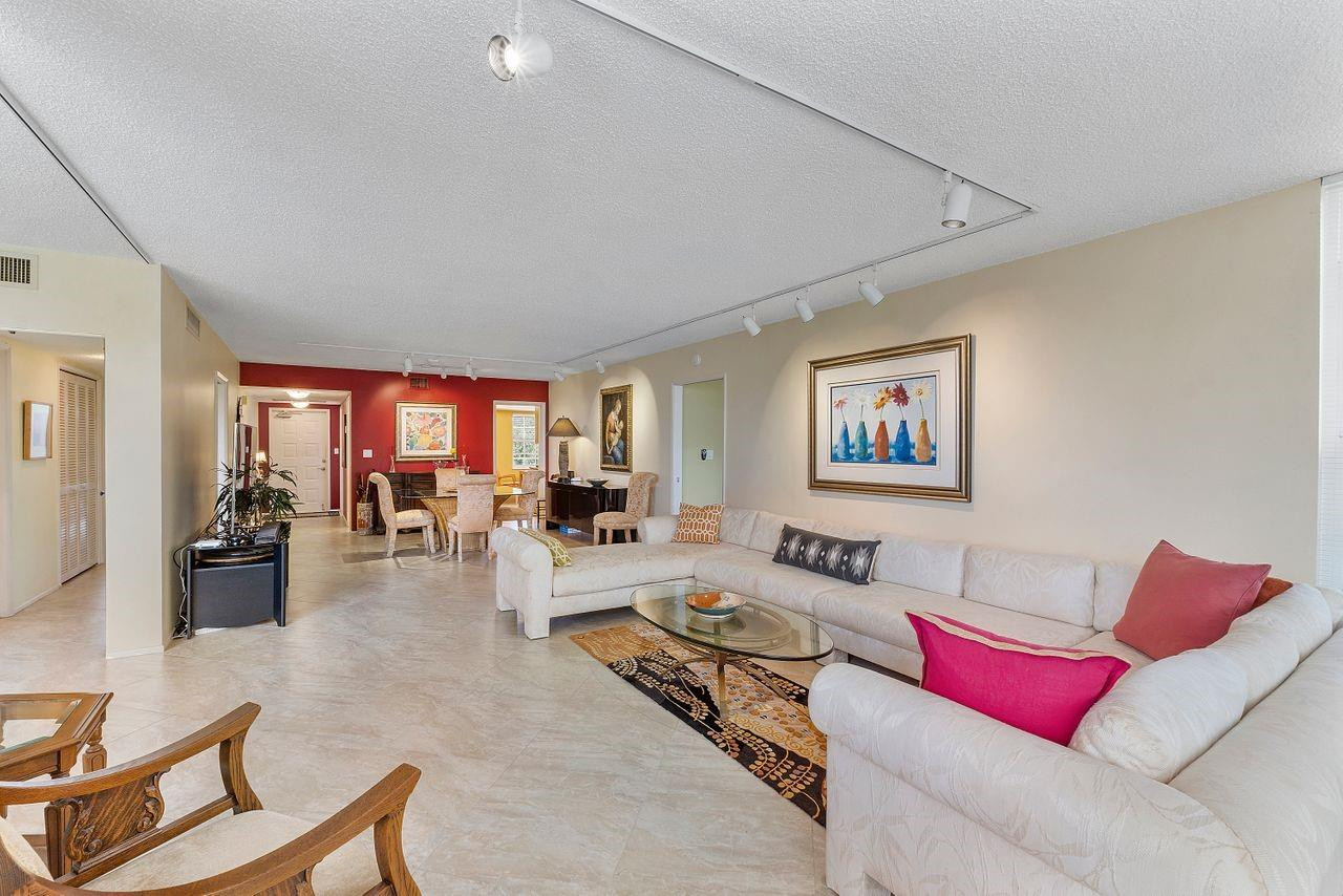 3930 Oaks Clubhouse Dr 405